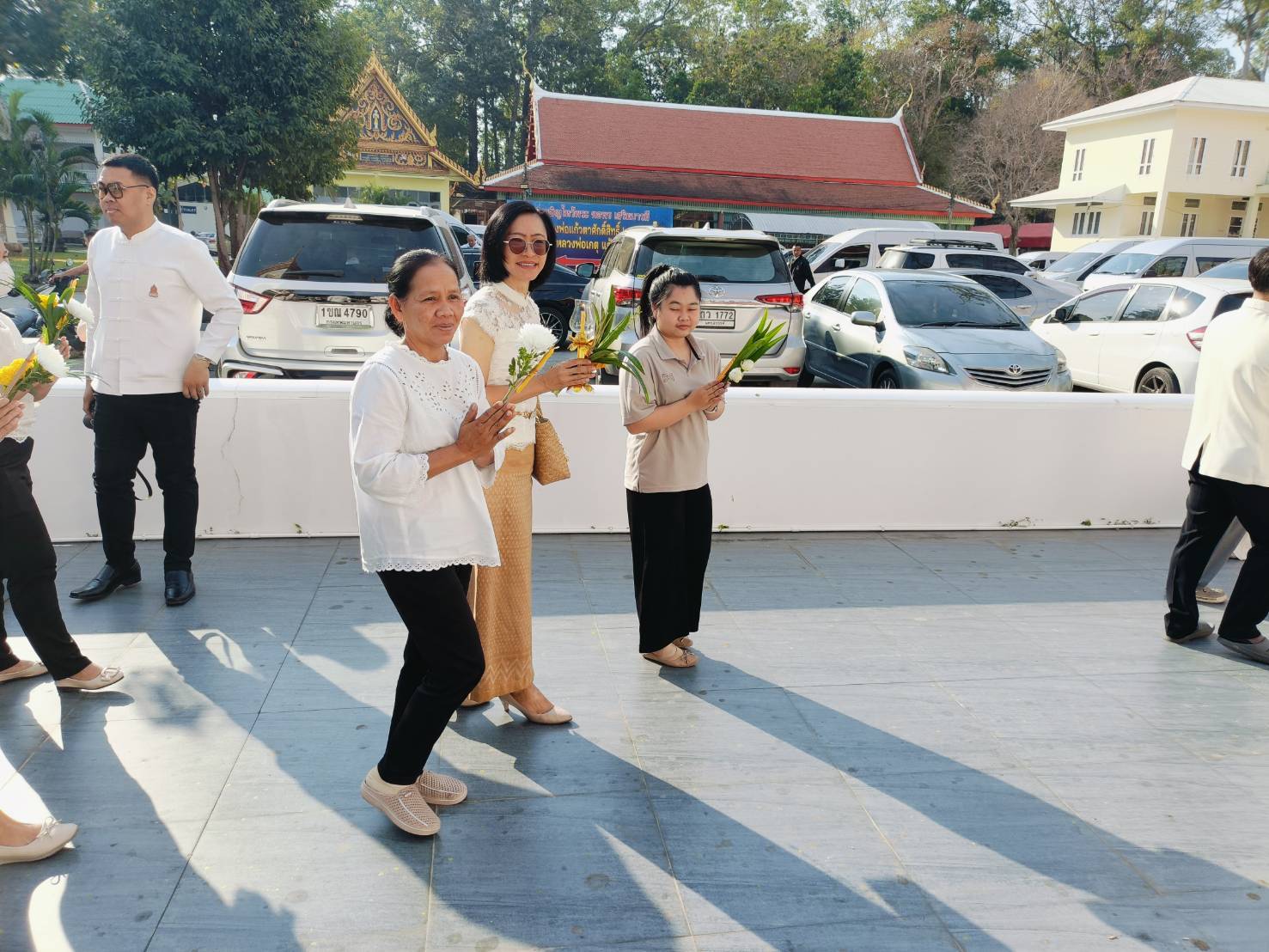 title - ผู้ว่าฯ พาแต่งกายผ้าไทย หิ้วปิ่นโตเข้าวัด 