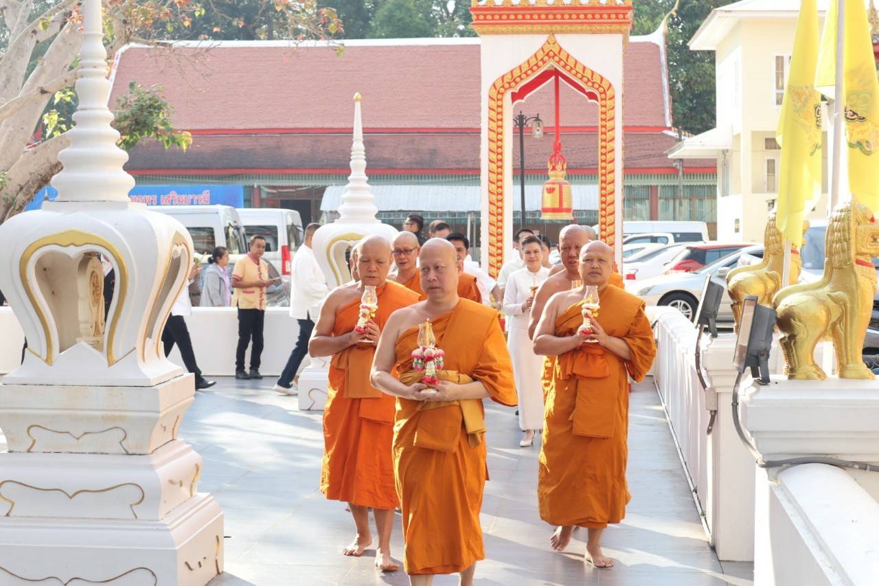 title - ผู้ว่าฯ พาแต่งกายผ้าไทย หิ้วปิ่นโตเข้าวัด 