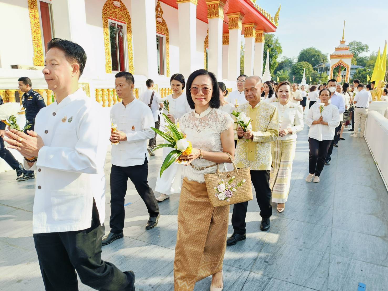 title - ผู้ว่าฯ พาแต่งกายผ้าไทย หิ้วปิ่นโตเข้าวัด 