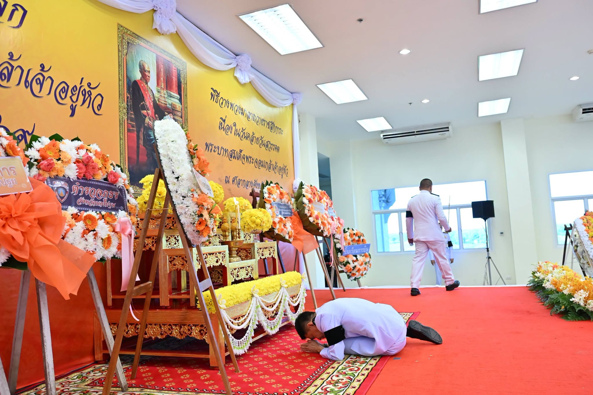 title - พิธีวางพวงมาลา หน้าพระบรมสาทิสลักษณ์ พระบาทสมเด็จพระจอมเกล้าเจ้าอยู่หัว รัชกาลที่ 4 เนื่องในวันที่ระลึกพระบาทสมเด็จพระจอมเกล้าเจ้าอยู่หัว ประจำปี 2569 
