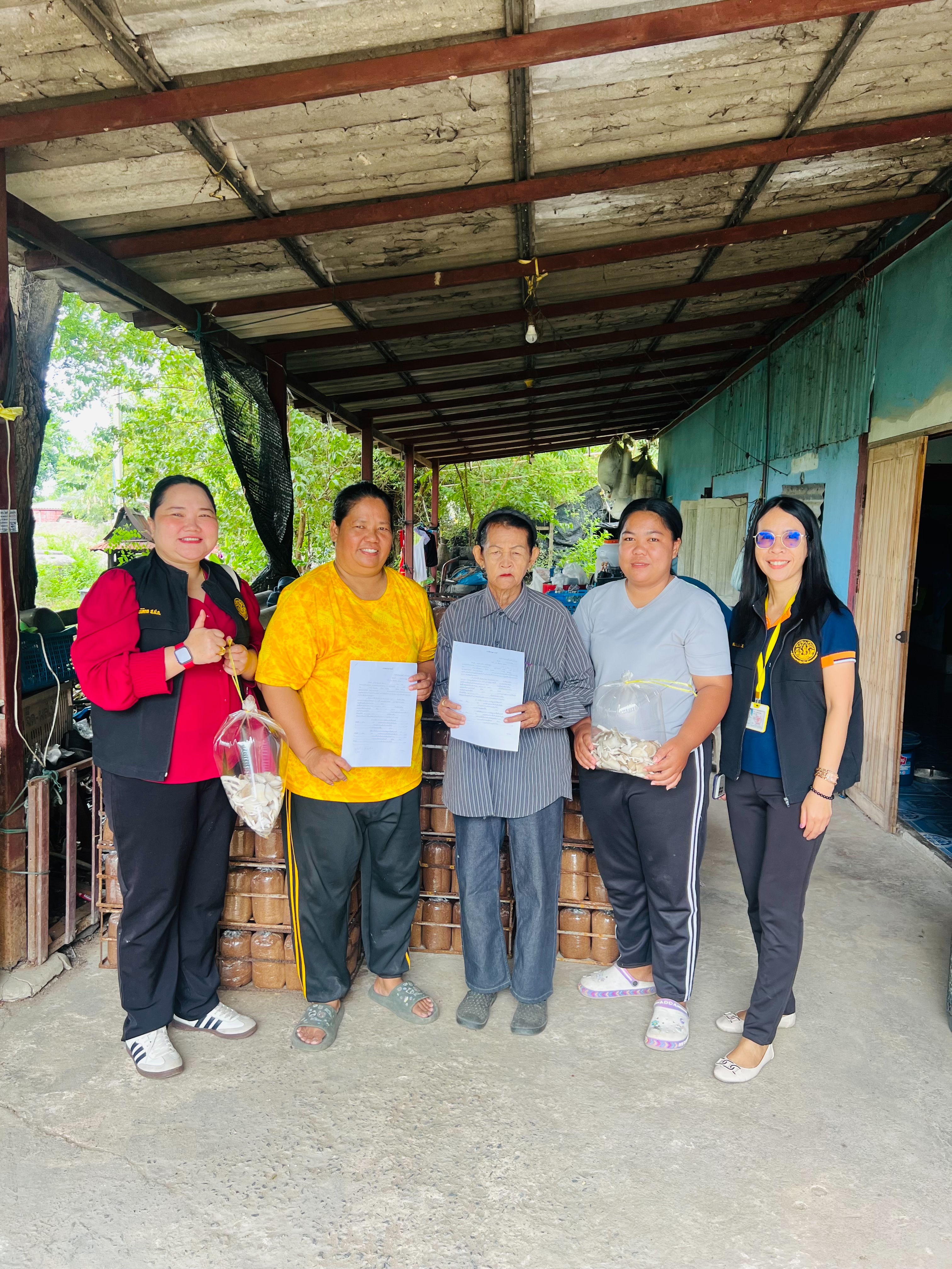 ลงพื้นที่เพื่ออำนวยความสะดวกให้แก่เกษตรกรในการ เพื่อทำสัญญารับสภาพหนี้ และได้ลงพื้นที่ตรวจสอบราคาซื้อขายที่ดิน