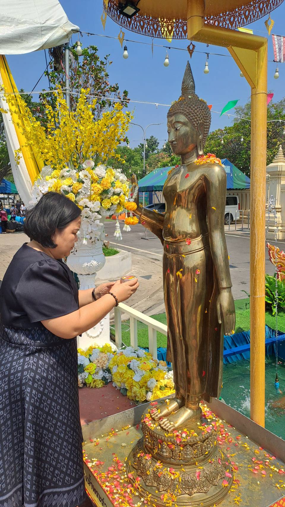 title - ส.ป.ก.นครปฐม ร่วมพิธีถวายผ้าอาบน้ำฝน สรงน้ำพระสงฆ์  เพื่อสืบสานประเพณีสงกรานต์