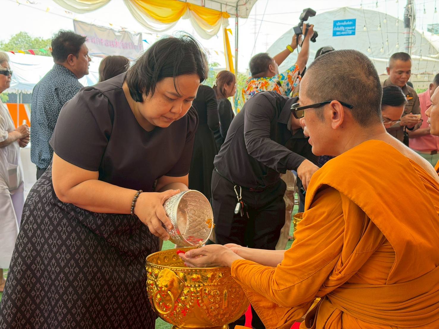 title - ส.ป.ก.นครปฐม ร่วมพิธีถวายผ้าอาบน้ำฝน สรงน้ำพระสงฆ์  เพื่อสืบสานประเพณีสงกรานต์