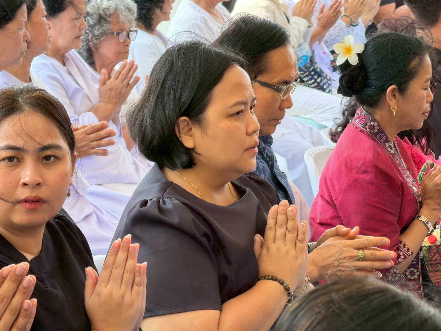 title - ส.ป.ก.นครปฐม ร่วมพิธีถวายผ้าอาบน้ำฝน สรงน้ำพระสงฆ์  เพื่อสืบสานประเพณีสงกรานต์