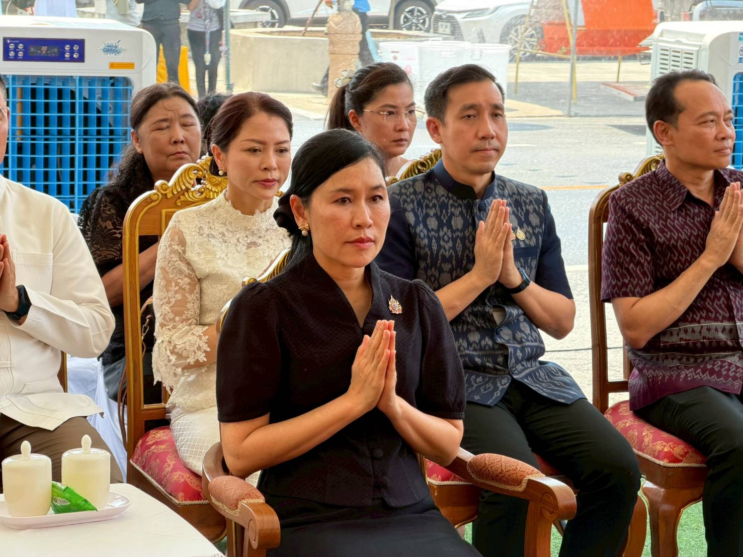 title - ส.ป.ก.นครปฐม ร่วมพิธีถวายผ้าอาบน้ำฝน สรงน้ำพระสงฆ์  เพื่อสืบสานประเพณีสงกรานต์