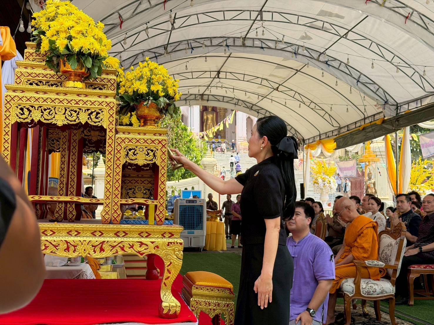 title - ส.ป.ก.นครปฐม ร่วมพิธีถวายผ้าอาบน้ำฝน สรงน้ำพระสงฆ์  เพื่อสืบสานประเพณีสงกรานต์