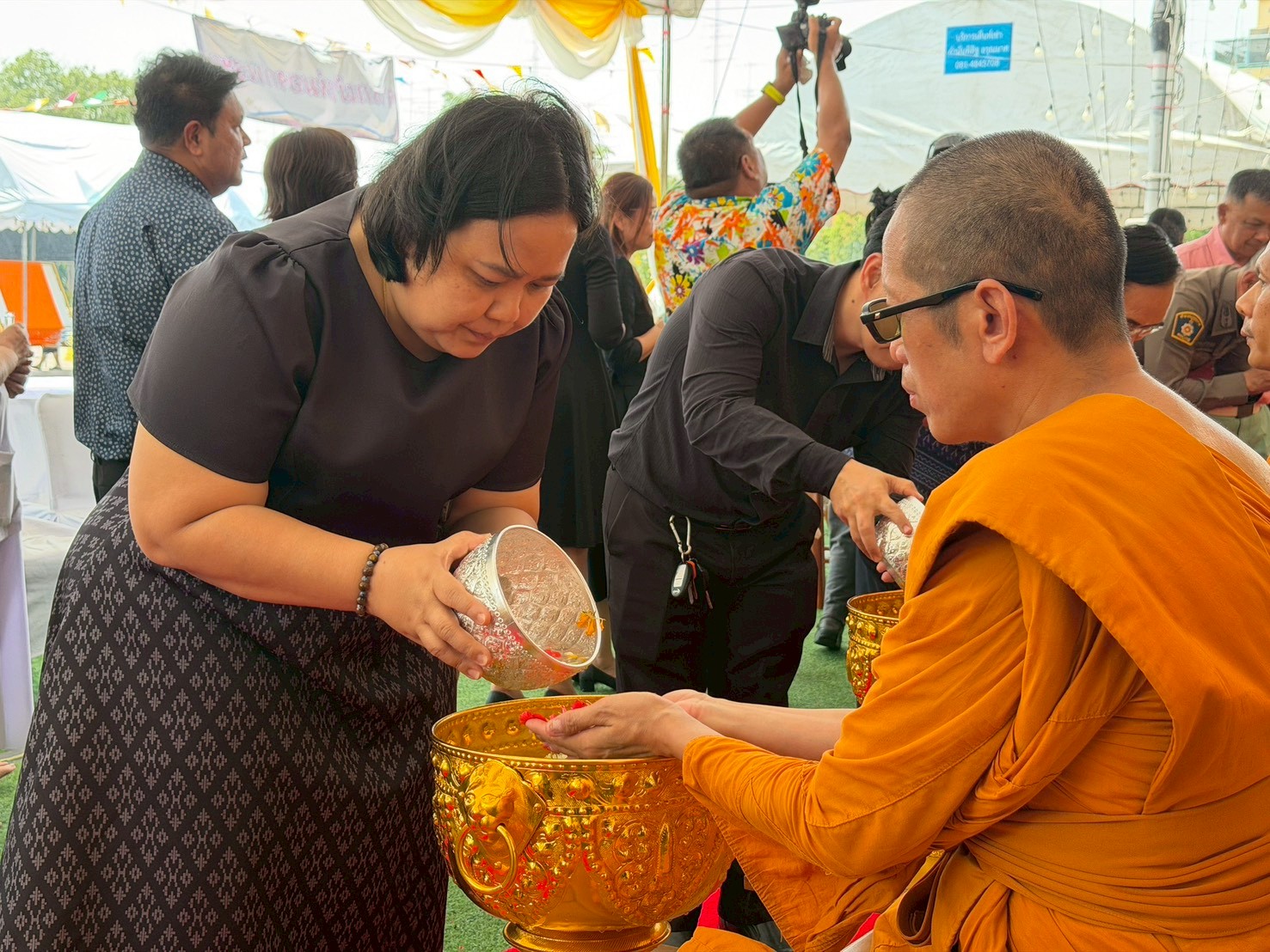 title - ส.ป.ก.นครปฐม ร่วมพิธีถวายผ้าอาบน้ำฝน สรงน้ำพระสงฆ์  เพื่อสืบสานประเพณีสงกรานต์