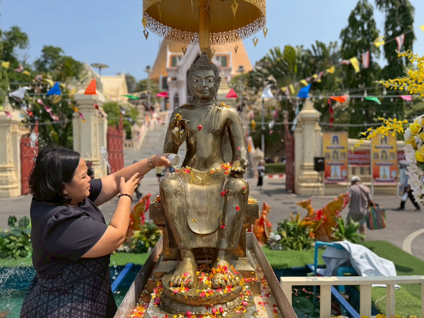 title - ส.ป.ก.นครปฐม ร่วมพิธีถวายผ้าอาบน้ำฝน สรงน้ำพระสงฆ์  เพื่อสืบสานประเพณีสงกรานต์