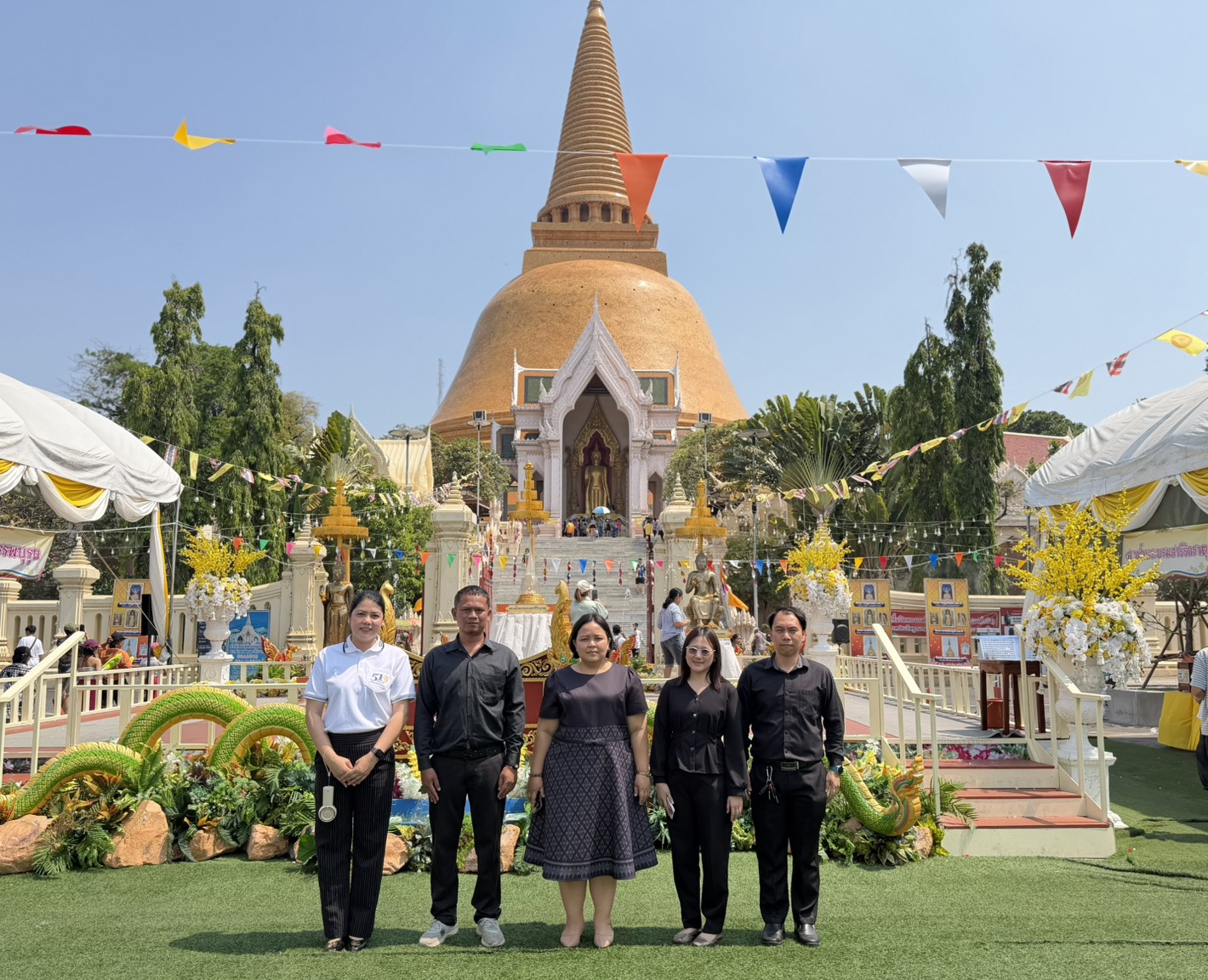 title - ส.ป.ก.นครปฐม ร่วมพิธีถวายผ้าอาบน้ำฝน สรงน้ำพระสงฆ์  เพื่อสืบสานประเพณีสงกรานต์