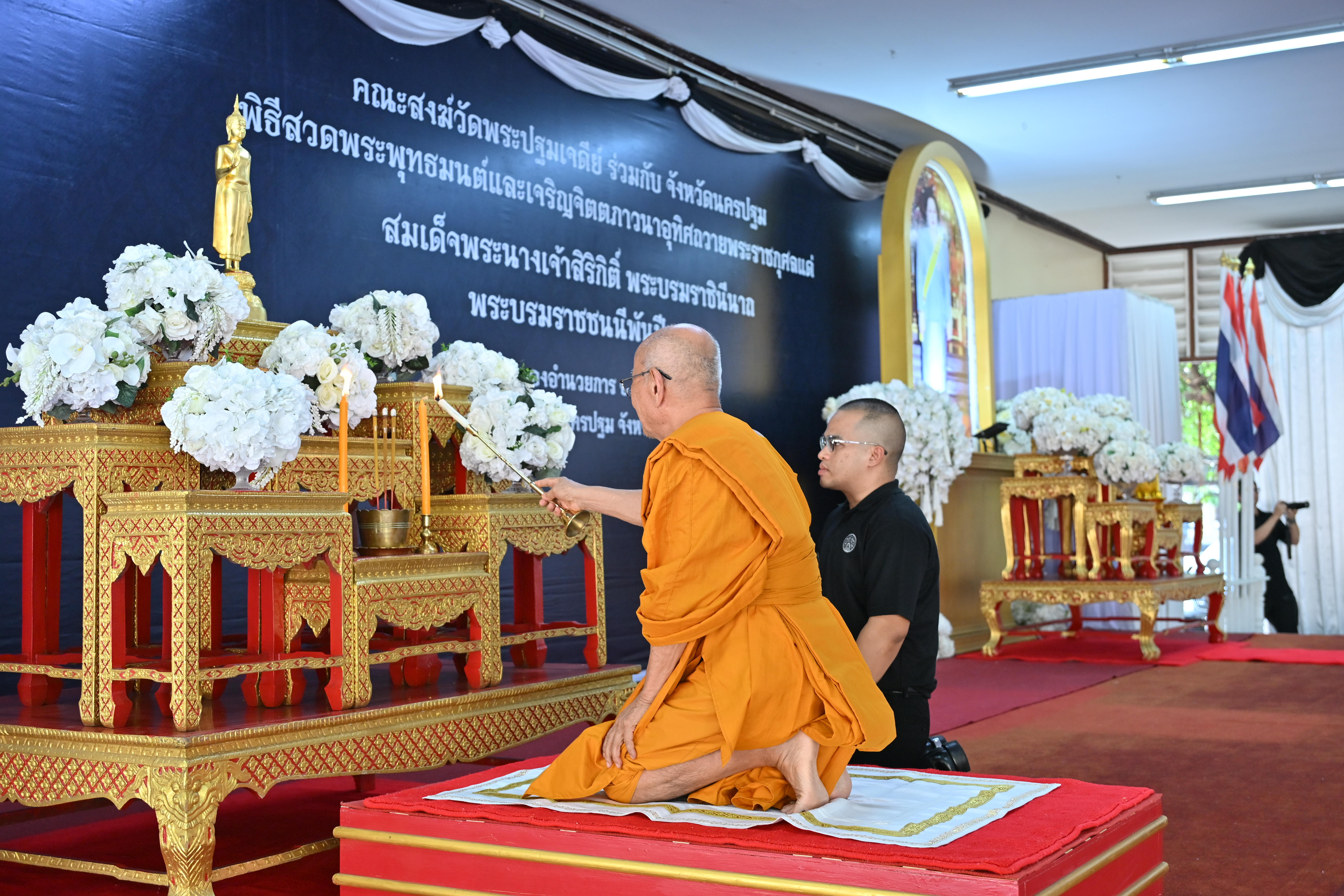 title - ส.ป.ก.นครปฐม ร่วมพิธีสวดพระพุทธมนต์ และเจริญจิตตภาวนา อุทิศถวายพระราชกุศลแด่  สมเด็จพระนางเจ้าสิริกิติ์ พระบรมราชินีนาถ พระบรมราชชนนีพันปีหลวง