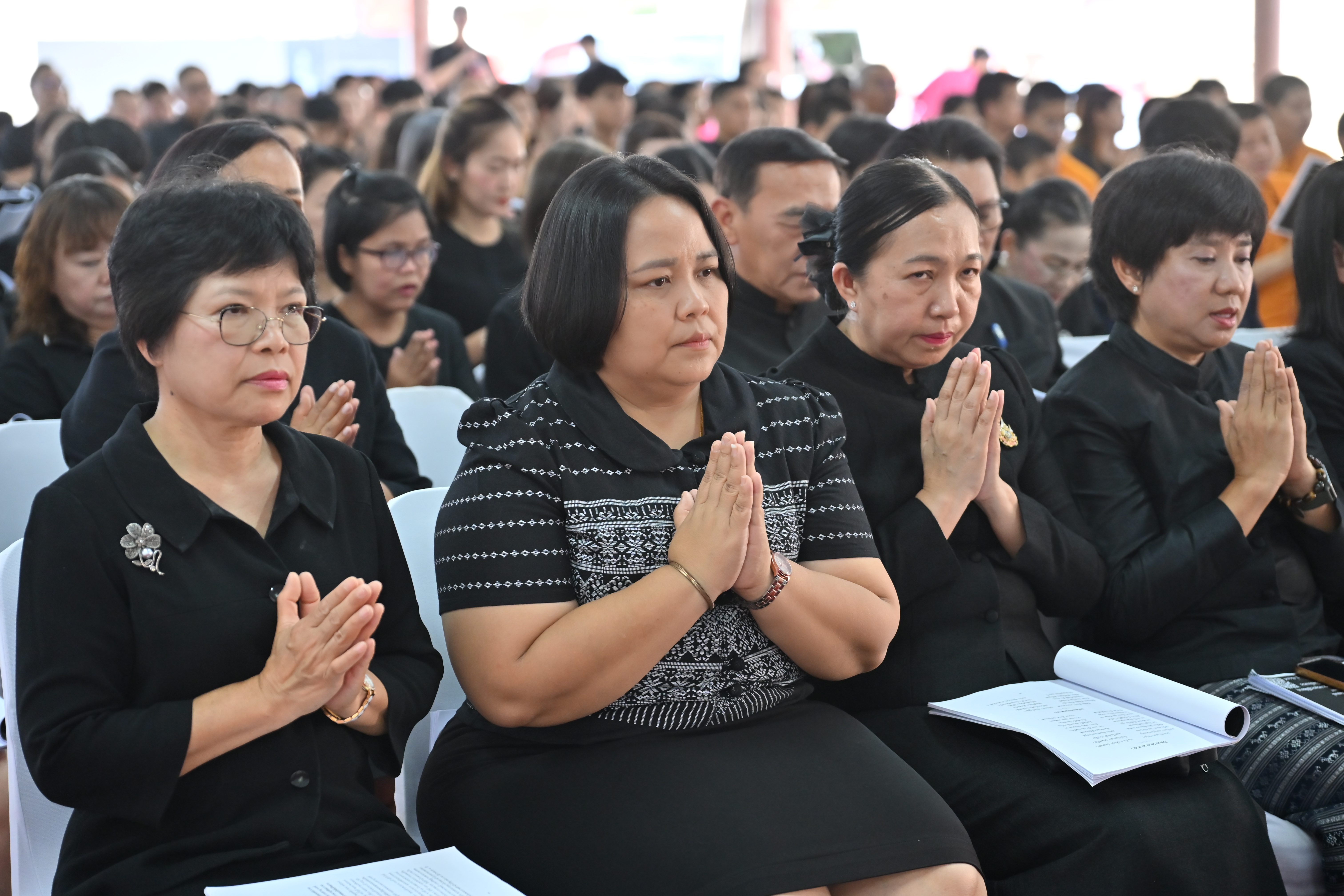 title - ส.ป.ก.นครปฐม ร่วมพิธีสวดพระพุทธมนต์ และเจริญจิตตภาวนา อุทิศถวายพระราชกุศลแด่  สมเด็จพระนางเจ้าสิริกิติ์ พระบรมราชินีนาถ พระบรมราชชนนีพันปีหลวง
