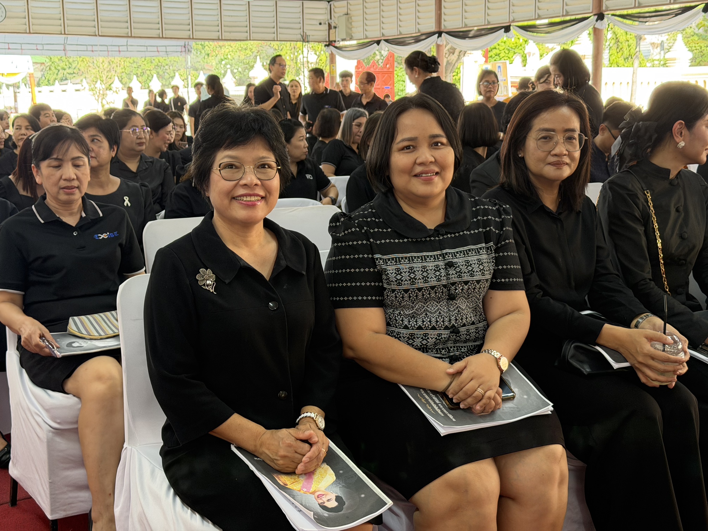 title - ส.ป.ก.นครปฐม ร่วมพิธีสวดพระพุทธมนต์ และเจริญจิตตภาวนา อุทิศถวายพระราชกุศลแด่  สมเด็จพระนางเจ้าสิริกิติ์ พระบรมราชินีนาถ พระบรมราชชนนีพันปีหลวง