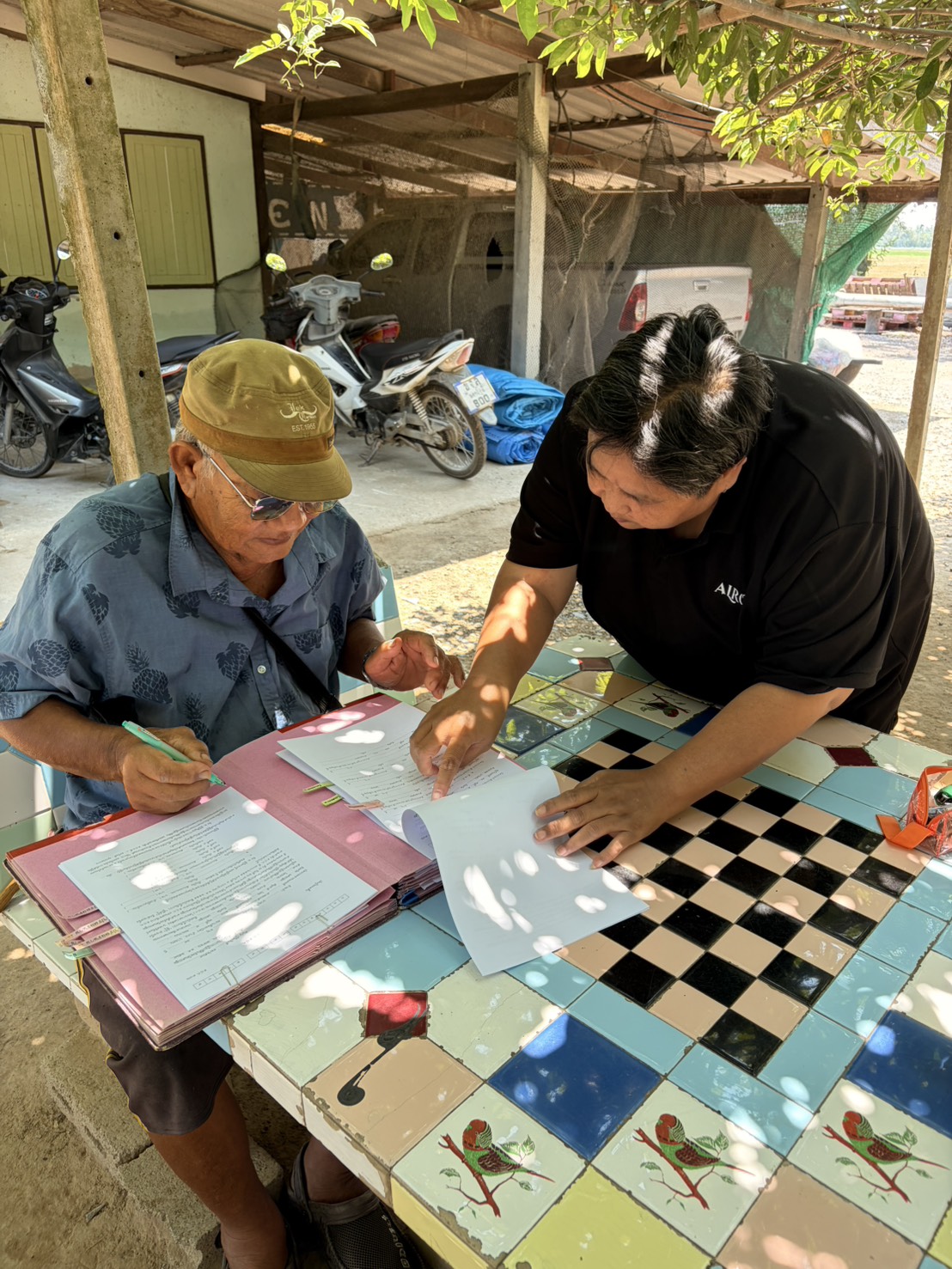 title - ส.ป.ก.นครปฐม ลงพื้นที่ให้บริการสินเชื่อเงินกองทุนการปฏิรูปที่ดินเพื่อเกษตรกรรม จำนวน 2 กลุ่ม 9 ราย