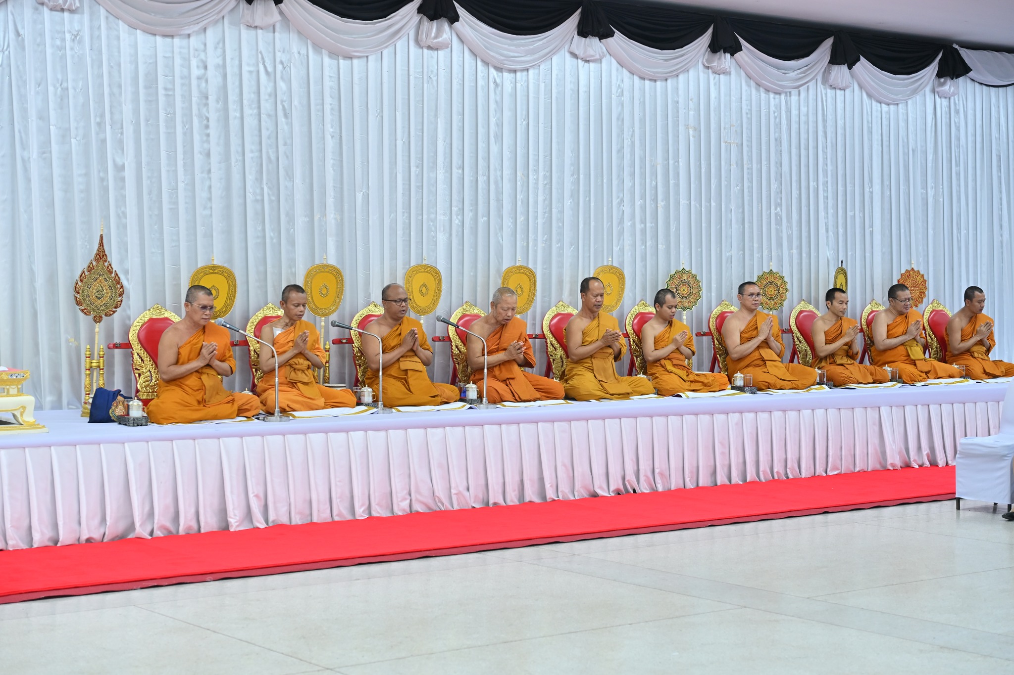 title - พิธีบำเพ็ญกุศล ในวาระครบ 100 วัน (สตมวาร) เพื่ออุทิศถวายพระราชกุศลแด่ สมเด็จพระนางเจ้าสิริกิติ์ พระบรมราชินีนาถ พระบรมราชชนนีพันปีหลวง