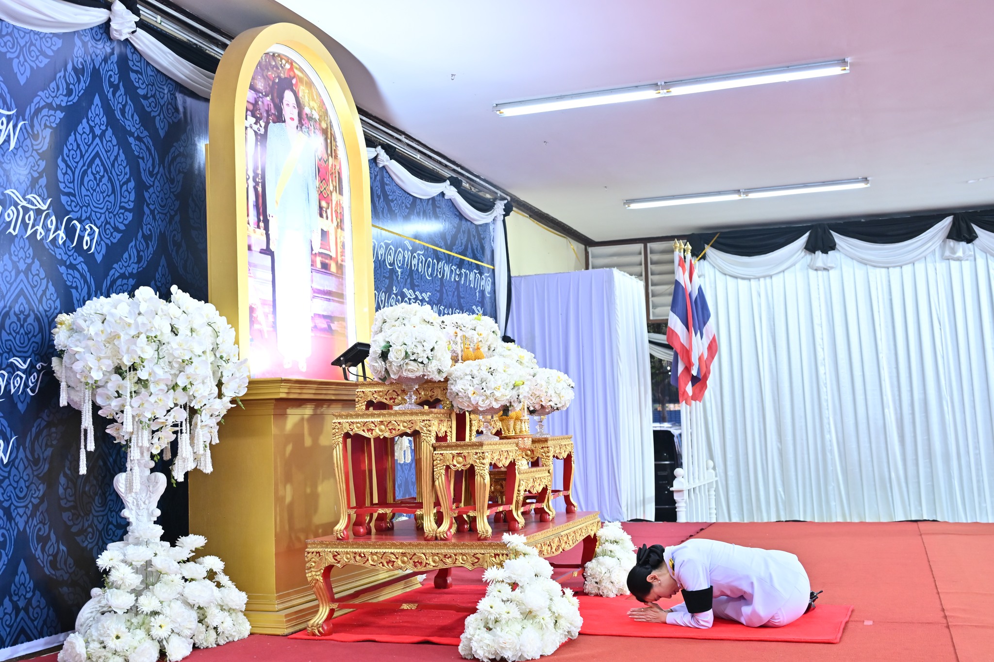 title - พิธีบำเพ็ญกุศล ในวาระครบ 100 วัน (สตมวาร) เพื่ออุทิศถวายพระราชกุศลแด่ สมเด็จพระนางเจ้าสิริกิติ์ พระบรมราชินีนาถ พระบรมราชชนนีพันปีหลวง