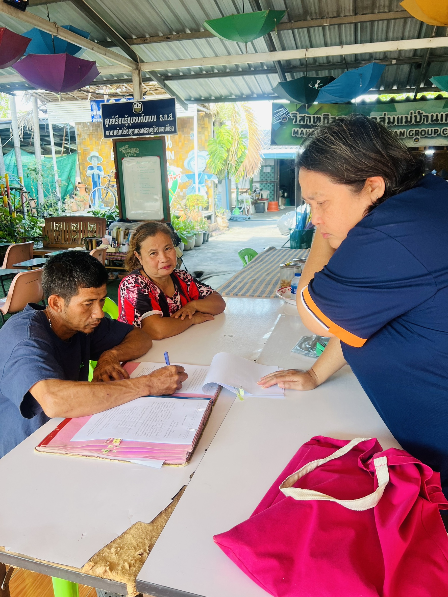 title - ส.ป.ก.นครปฐม ลงพื้นที่ดำเนินการจัดทำสัญญากู้ยืมเงินกองทุนการปฏิรูปที่ดินเพื่อเกษตรกรรม  ปี 2569 กลุ่มที่ 2-4 