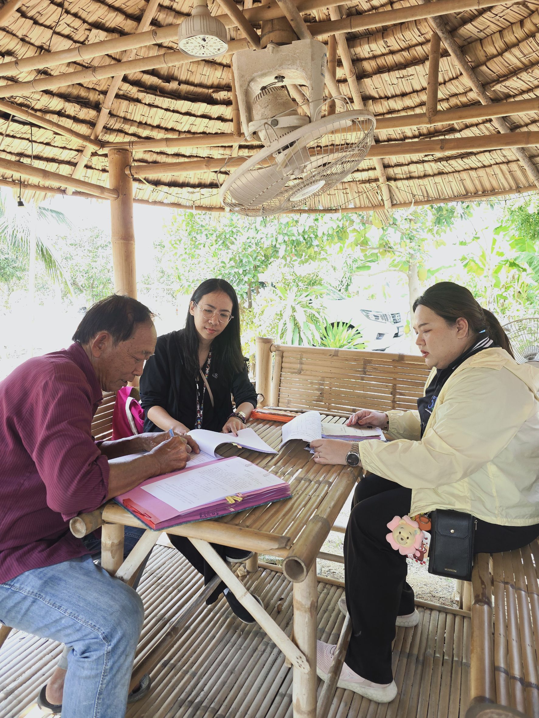 title - ส.ป.ก.นครปฐม ลงพื้นที่ให้บริการเกษตรกรในการจัดทำสัญญาสนับสนุนสินเชื่อเงินกองทุนการปฏิรูปที่ดินเพื่อเกษตรกรรมและด้านการจัดเก็บรายได้เงินกองทุนการปฏิรูปที่ดินเพื่อเกษตรกรรม ปีงบประมาณ พ.ศ. 2569