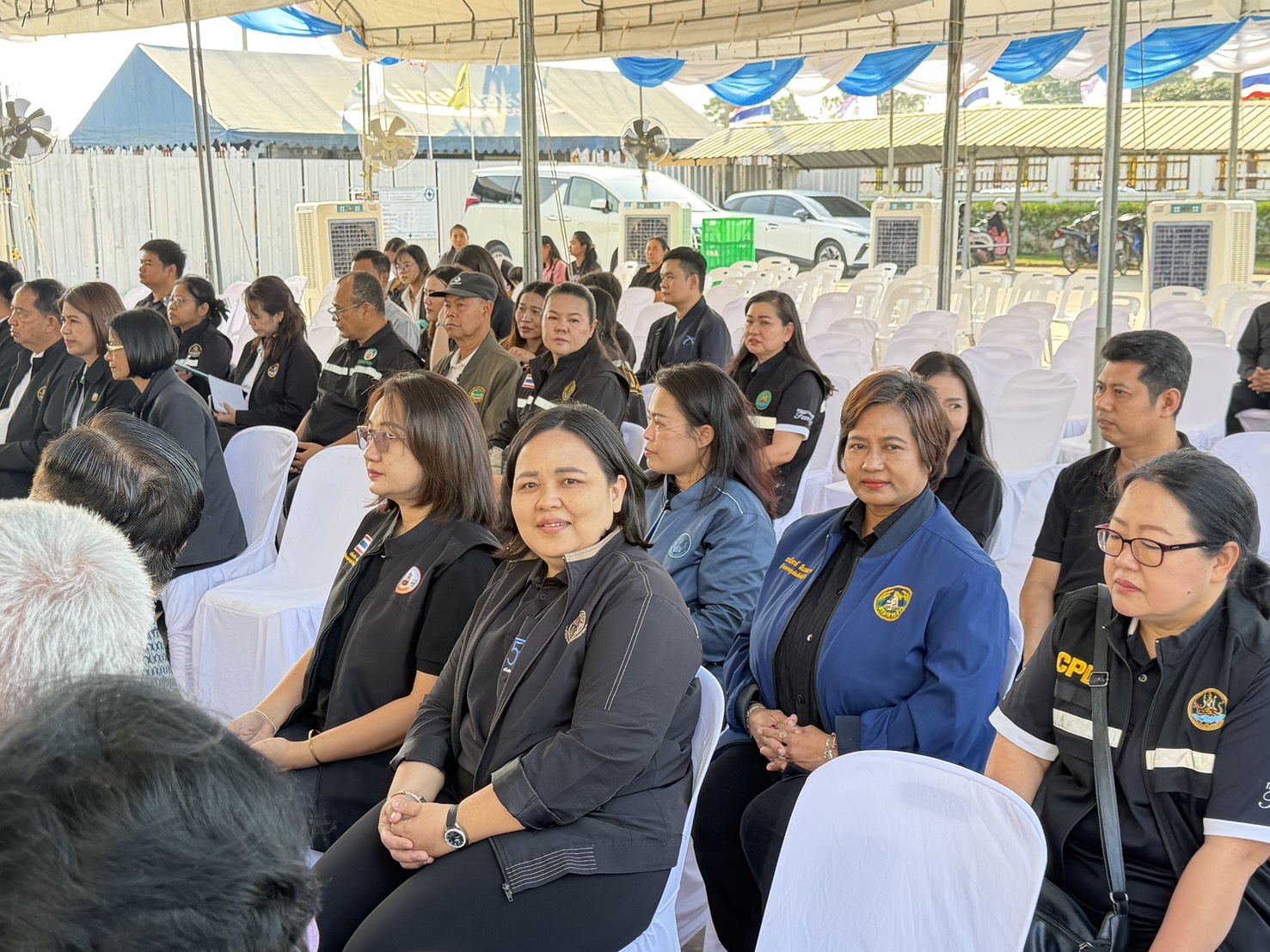 title - นางสาวศศิธร นาคศรีจันทร์ ปฏิรูปที่ดินจังหวัดนครปฐม พร้อมด้วย หัวหน้าส่วนราชการ และเจ้าหน้าที่ สังกัดกระทรวงเกษตรและสหกรณ์ ให้การต้อนรับ นายวิณะโรจน์ ทรัพย์ส่งสุข ปลัดกระทรวงเกษตรและสหกรณ์ พร้อมคณะ ในโอกาสลงพื้นที่เยี่ยมชมโรงงานแปรรูปผลิตภัณฑ์นม และกระบวนการผลิตครีมสด ของสหกรณ์โคนมกำแพงแสน จำกัด