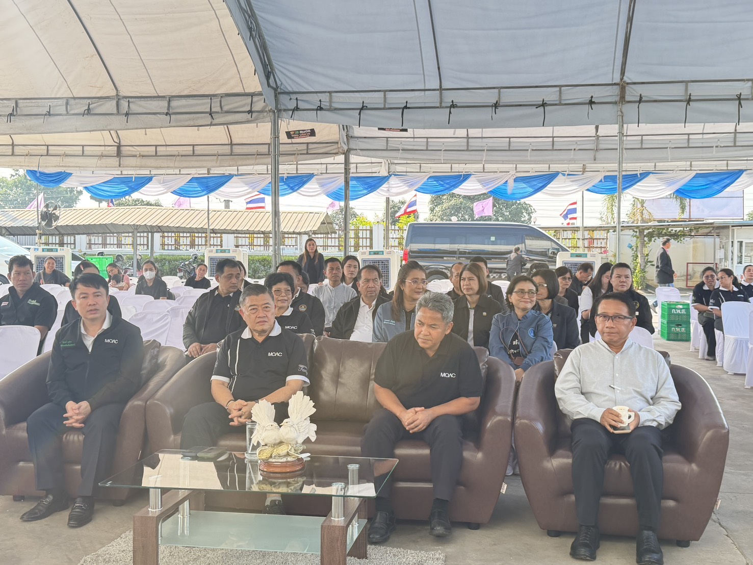 title - นางสาวศศิธร นาคศรีจันทร์ ปฏิรูปที่ดินจังหวัดนครปฐม พร้อมด้วย หัวหน้าส่วนราชการ และเจ้าหน้าที่ สังกัดกระทรวงเกษตรและสหกรณ์ ให้การต้อนรับ นายวิณะโรจน์ ทรัพย์ส่งสุข ปลัดกระทรวงเกษตรและสหกรณ์ พร้อมคณะ ในโอกาสลงพื้นที่เยี่ยมชมโรงงานแปรรูปผลิตภัณฑ์นม และกระบวนการผลิตครีมสด ของสหกรณ์โคนมกำแพงแสน จำกัด