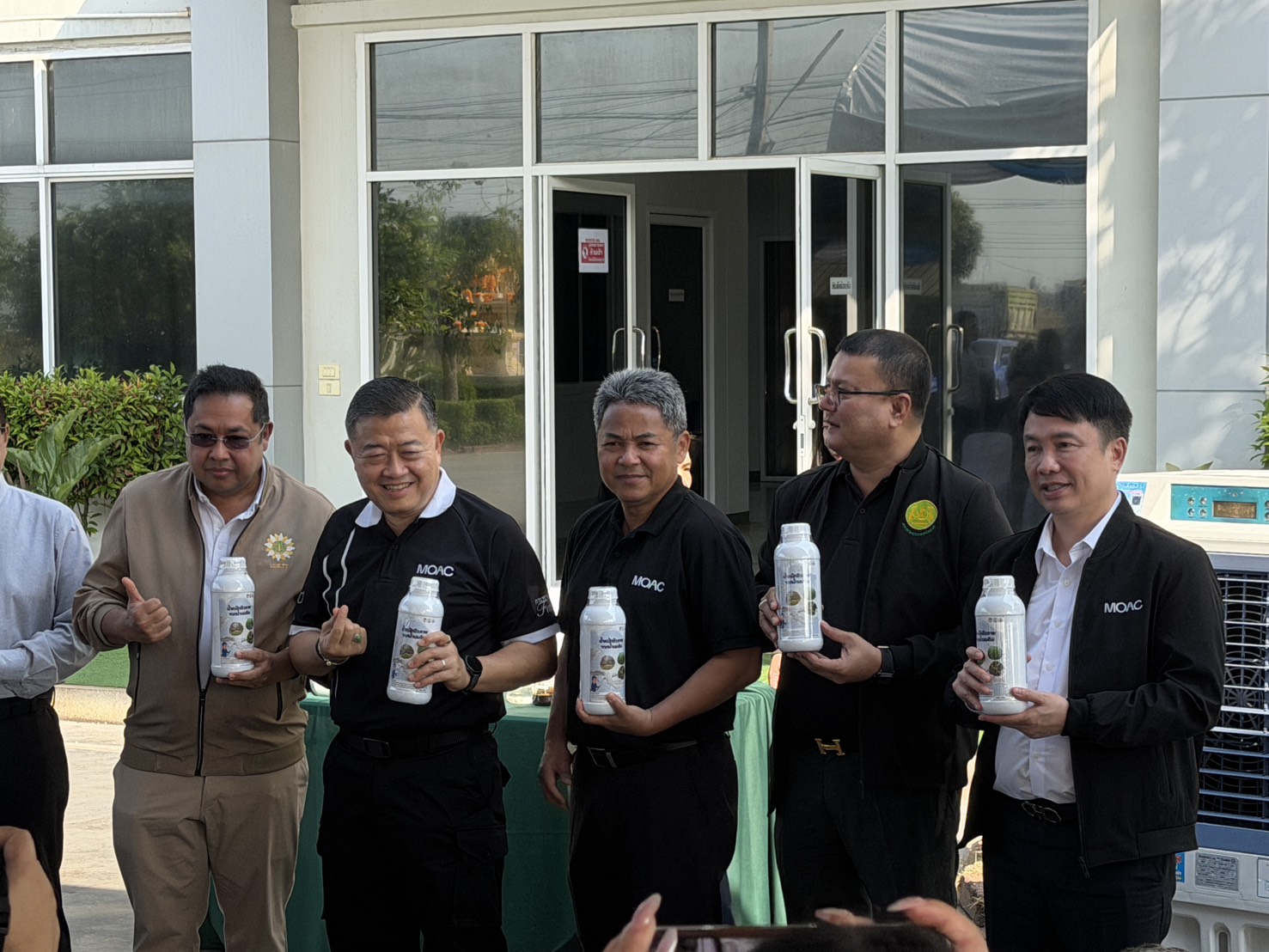 title - นางสาวศศิธร นาคศรีจันทร์ ปฏิรูปที่ดินจังหวัดนครปฐม พร้อมด้วย หัวหน้าส่วนราชการ และเจ้าหน้าที่ สังกัดกระทรวงเกษตรและสหกรณ์ ให้การต้อนรับ นายวิณะโรจน์ ทรัพย์ส่งสุข ปลัดกระทรวงเกษตรและสหกรณ์ พร้อมคณะ ในโอกาสลงพื้นที่เยี่ยมชมโรงงานแปรรูปผลิตภัณฑ์นม และกระบวนการผลิตครีมสด ของสหกรณ์โคนมกำแพงแสน จำกัด