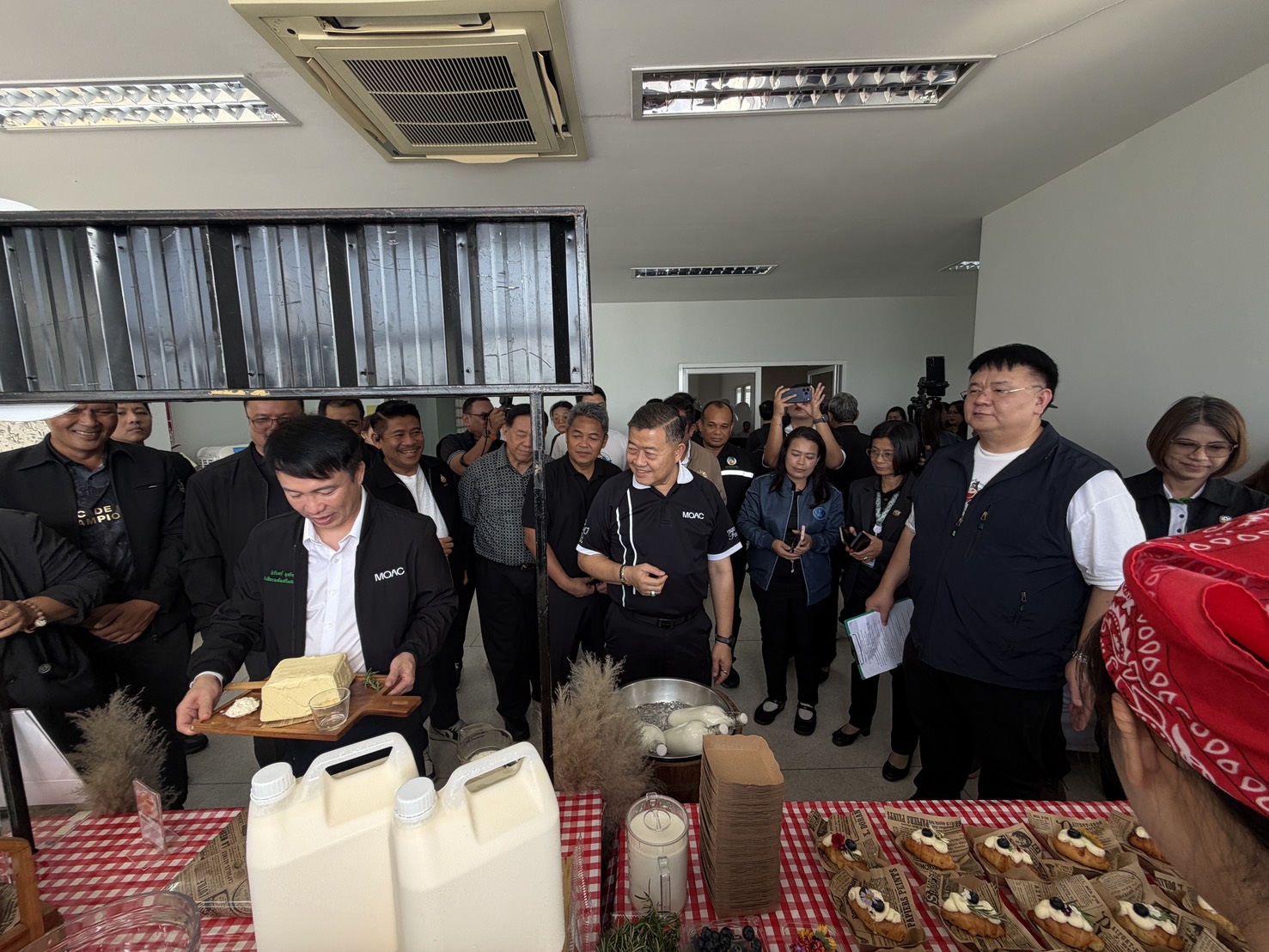 title - นางสาวศศิธร นาคศรีจันทร์ ปฏิรูปที่ดินจังหวัดนครปฐม พร้อมด้วย หัวหน้าส่วนราชการ และเจ้าหน้าที่ สังกัดกระทรวงเกษตรและสหกรณ์ ให้การต้อนรับ นายวิณะโรจน์ ทรัพย์ส่งสุข ปลัดกระทรวงเกษตรและสหกรณ์ พร้อมคณะ ในโอกาสลงพื้นที่เยี่ยมชมโรงงานแปรรูปผลิตภัณฑ์นม และกระบวนการผลิตครีมสด ของสหกรณ์โคนมกำแพงแสน จำกัด