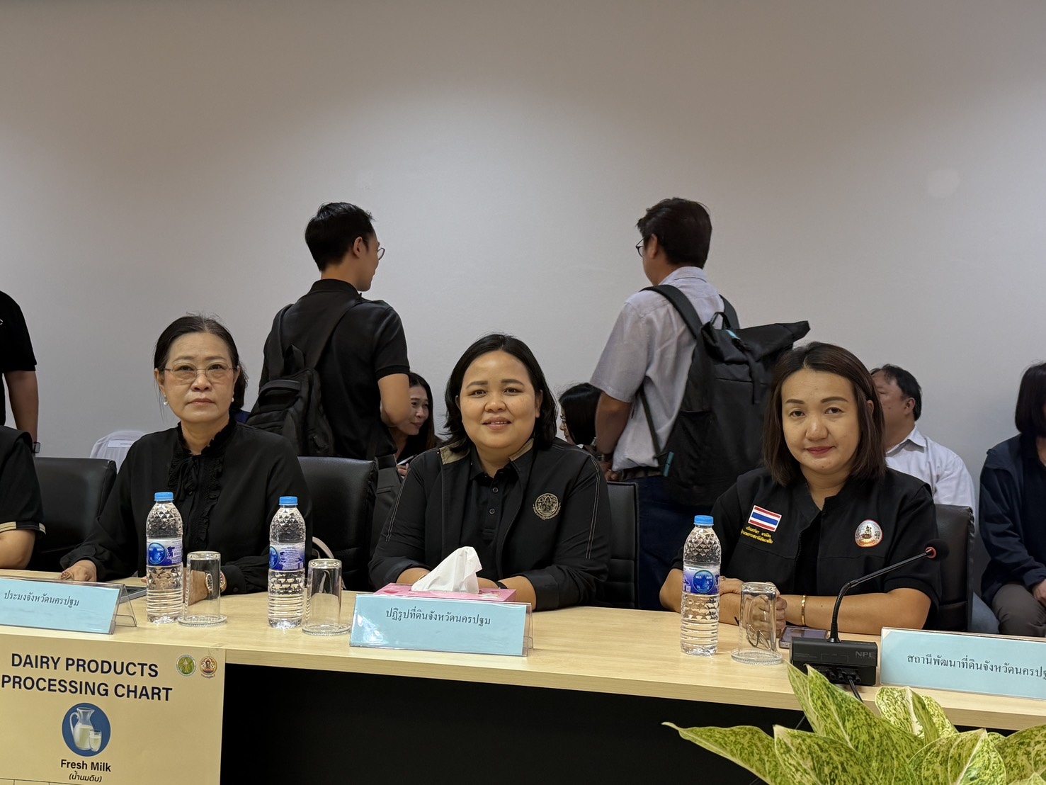 title - นางสาวศศิธร นาคศรีจันทร์ ปฏิรูปที่ดินจังหวัดนครปฐม พร้อมด้วย หัวหน้าส่วนราชการ และเจ้าหน้าที่ สังกัดกระทรวงเกษตรและสหกรณ์ ให้การต้อนรับ นายวิณะโรจน์ ทรัพย์ส่งสุข ปลัดกระทรวงเกษตรและสหกรณ์ พร้อมคณะ ในโอกาสลงพื้นที่เยี่ยมชมโรงงานแปรรูปผลิตภัณฑ์นม และกระบวนการผลิตครีมสด ของสหกรณ์โคนมกำแพงแสน จำกัด