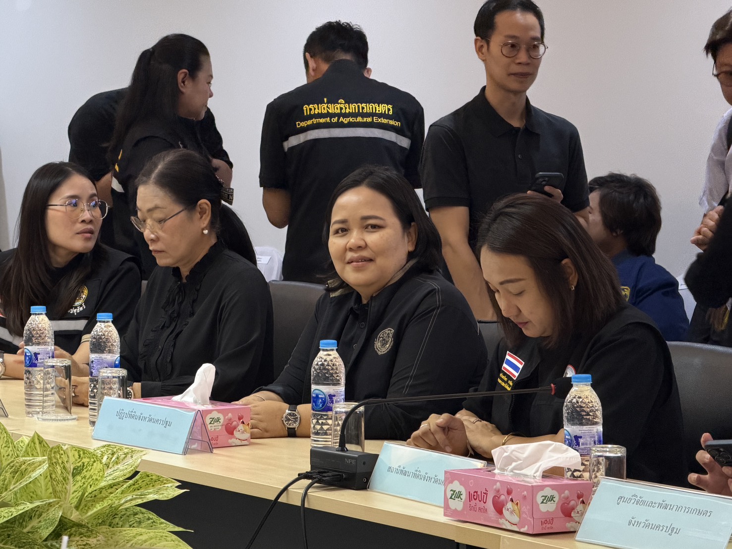 title - นางสาวศศิธร นาคศรีจันทร์ ปฏิรูปที่ดินจังหวัดนครปฐม พร้อมด้วย หัวหน้าส่วนราชการ และเจ้าหน้าที่ สังกัดกระทรวงเกษตรและสหกรณ์ ให้การต้อนรับ นายวิณะโรจน์ ทรัพย์ส่งสุข ปลัดกระทรวงเกษตรและสหกรณ์ พร้อมคณะ ในโอกาสลงพื้นที่เยี่ยมชมโรงงานแปรรูปผลิตภัณฑ์นม และกระบวนการผลิตครีมสด ของสหกรณ์โคนมกำแพงแสน จำกัด