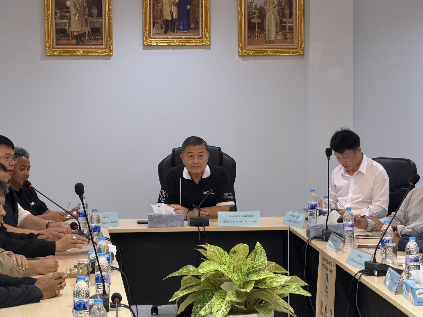 title - นางสาวศศิธร นาคศรีจันทร์ ปฏิรูปที่ดินจังหวัดนครปฐม พร้อมด้วย หัวหน้าส่วนราชการ และเจ้าหน้าที่ สังกัดกระทรวงเกษตรและสหกรณ์ ให้การต้อนรับ นายวิณะโรจน์ ทรัพย์ส่งสุข ปลัดกระทรวงเกษตรและสหกรณ์ พร้อมคณะ ในโอกาสลงพื้นที่เยี่ยมชมโรงงานแปรรูปผลิตภัณฑ์นม และกระบวนการผลิตครีมสด ของสหกรณ์โคนมกำแพงแสน จำกัด