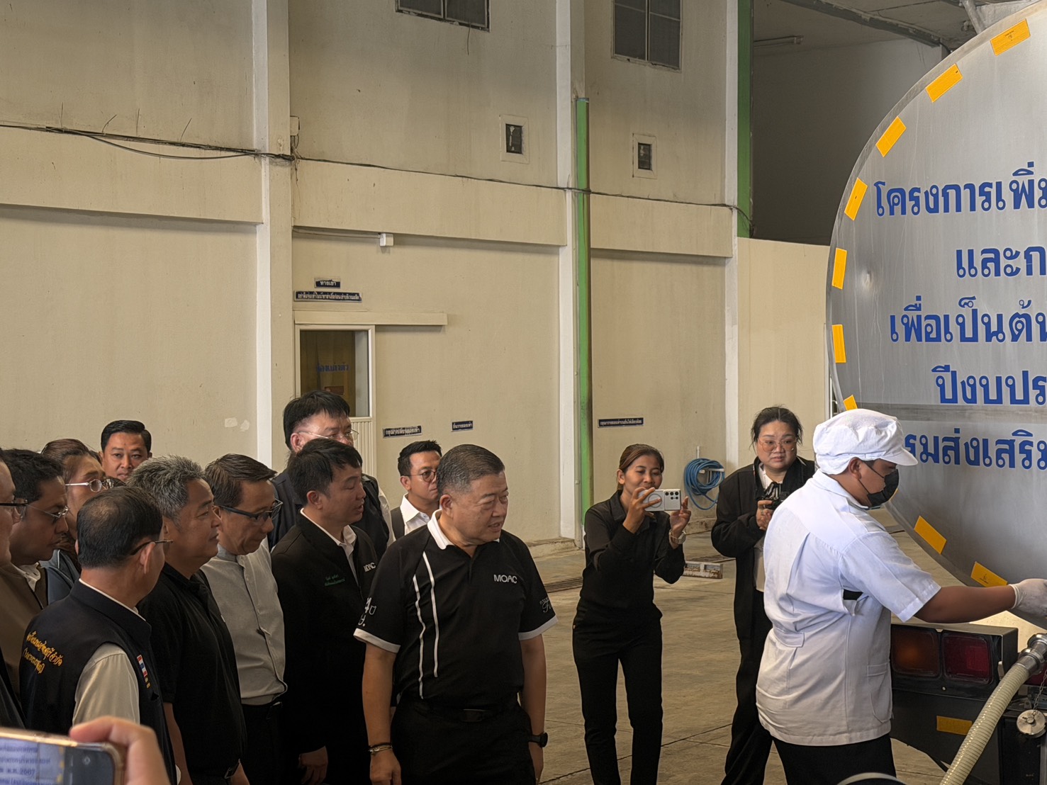 title - นางสาวศศิธร นาคศรีจันทร์ ปฏิรูปที่ดินจังหวัดนครปฐม พร้อมด้วย หัวหน้าส่วนราชการ และเจ้าหน้าที่ สังกัดกระทรวงเกษตรและสหกรณ์ ให้การต้อนรับ นายวิณะโรจน์ ทรัพย์ส่งสุข ปลัดกระทรวงเกษตรและสหกรณ์ พร้อมคณะ ในโอกาสลงพื้นที่เยี่ยมชมโรงงานแปรรูปผลิตภัณฑ์นม และกระบวนการผลิตครีมสด ของสหกรณ์โคนมกำแพงแสน จำกัด