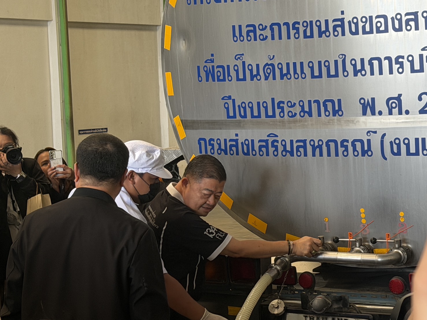 title - นางสาวศศิธร นาคศรีจันทร์ ปฏิรูปที่ดินจังหวัดนครปฐม พร้อมด้วย หัวหน้าส่วนราชการ และเจ้าหน้าที่ สังกัดกระทรวงเกษตรและสหกรณ์ ให้การต้อนรับ นายวิณะโรจน์ ทรัพย์ส่งสุข ปลัดกระทรวงเกษตรและสหกรณ์ พร้อมคณะ ในโอกาสลงพื้นที่เยี่ยมชมโรงงานแปรรูปผลิตภัณฑ์นม และกระบวนการผลิตครีมสด ของสหกรณ์โคนมกำแพงแสน จำกัด