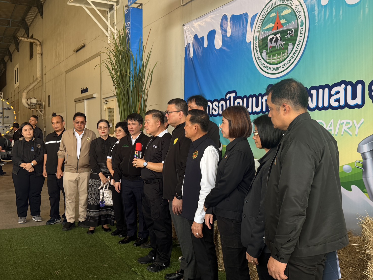 title - นางสาวศศิธร นาคศรีจันทร์ ปฏิรูปที่ดินจังหวัดนครปฐม พร้อมด้วย หัวหน้าส่วนราชการ และเจ้าหน้าที่ สังกัดกระทรวงเกษตรและสหกรณ์ ให้การต้อนรับ นายวิณะโรจน์ ทรัพย์ส่งสุข ปลัดกระทรวงเกษตรและสหกรณ์ พร้อมคณะ ในโอกาสลงพื้นที่เยี่ยมชมโรงงานแปรรูปผลิตภัณฑ์นม และกระบวนการผลิตครีมสด ของสหกรณ์โคนมกำแพงแสน จำกัด
