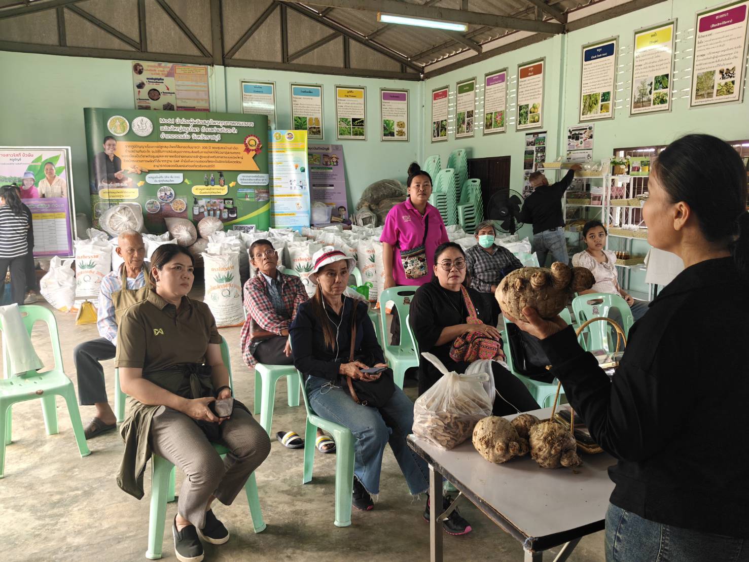 title - ส.ป.ก.นครปฐม จัดฝึกอบรมและศึกษาดูงานโครงการยกระดับศักยภาพพัฒนาสินค้าเกษตรชีวภาพกิจกรรมยกระดับศักยภาพ การพัฒนาศักยภาพสินค้าเกษตรชีวภาพ ปีงบประมาณ พ.ศ. 2569 หลักสูตร การเพิ่มประสิทธิภาพการผลิตพืชสมุนไพรในเขตปฏิรูปที่ดิน เพื่อส่งเสริมองค์ความรู้และยกระดับศักยภาพ