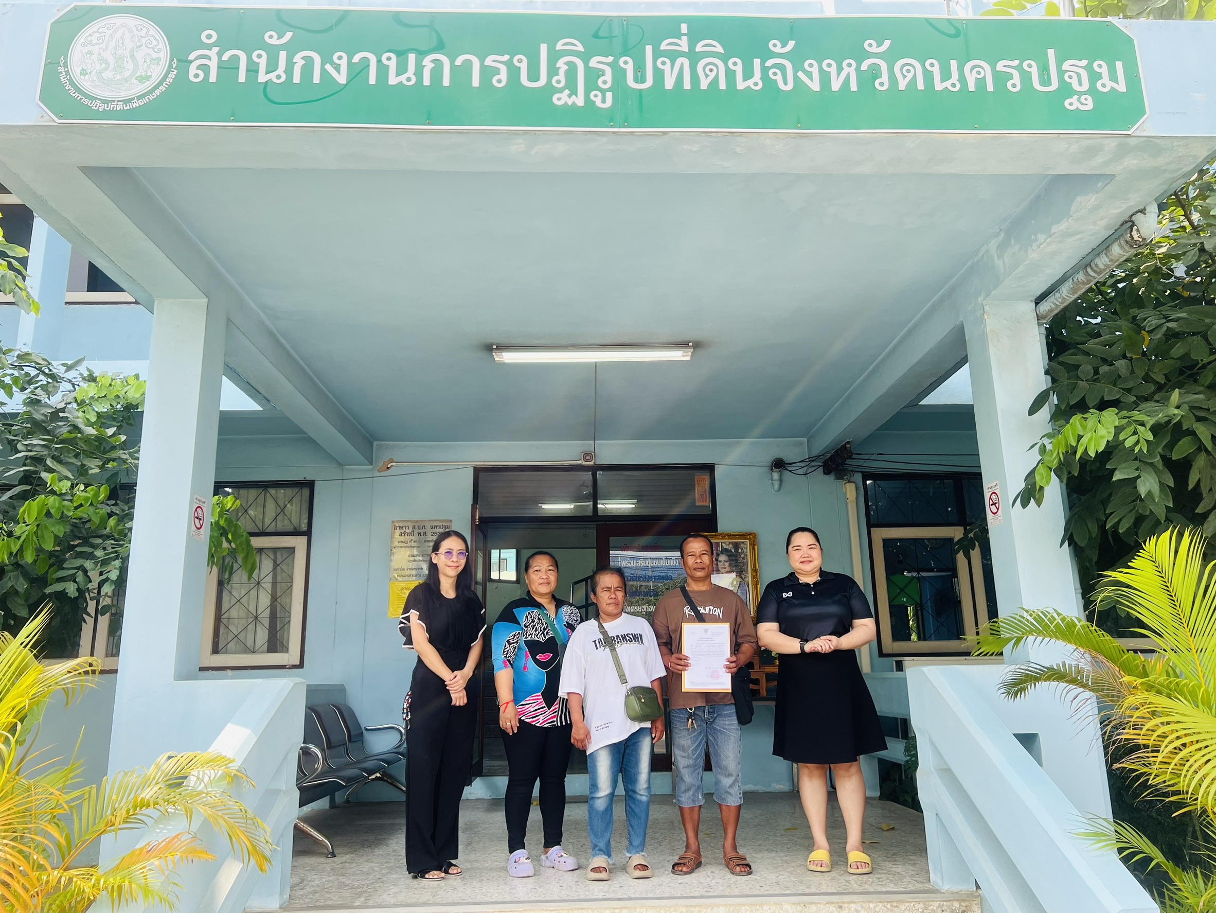 title - ส.ป.ก.นครปฐม ดำเนินการออกหนังสือรับรองการโอนสิทธิในที่ดิน กรณีการตกทอดทางมรดกแก่ทายาทโดยธรรม ตามกฎกระทรวงการแบ่งแยกหรือโอนสิทธิในที่ดินของผู้ได้รับสิทธิโดยการปฏิรูปที่ดินเพื่อเกษตรกรรม พ.ศ. 2567