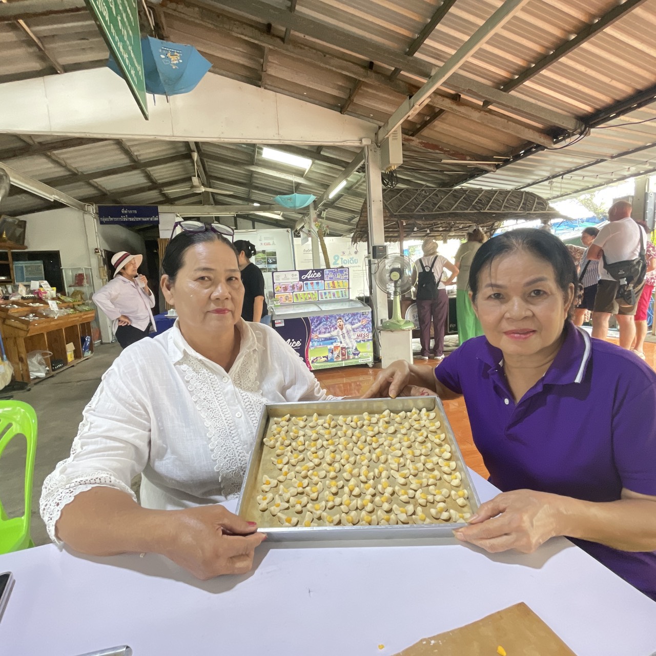title - โครงการส่งเสริมการดำเนินงานอันเนื่องมาจากพระราชดำริในเขตปฏิรูปที่ดินจังหวัดนครปฐม กิจกรรมพัฒนาและส่งเสริมศิลปหัตถกรรม มุ่งเน้นการสร้างอาชีพเสริมผ่านการทำขนมไทย