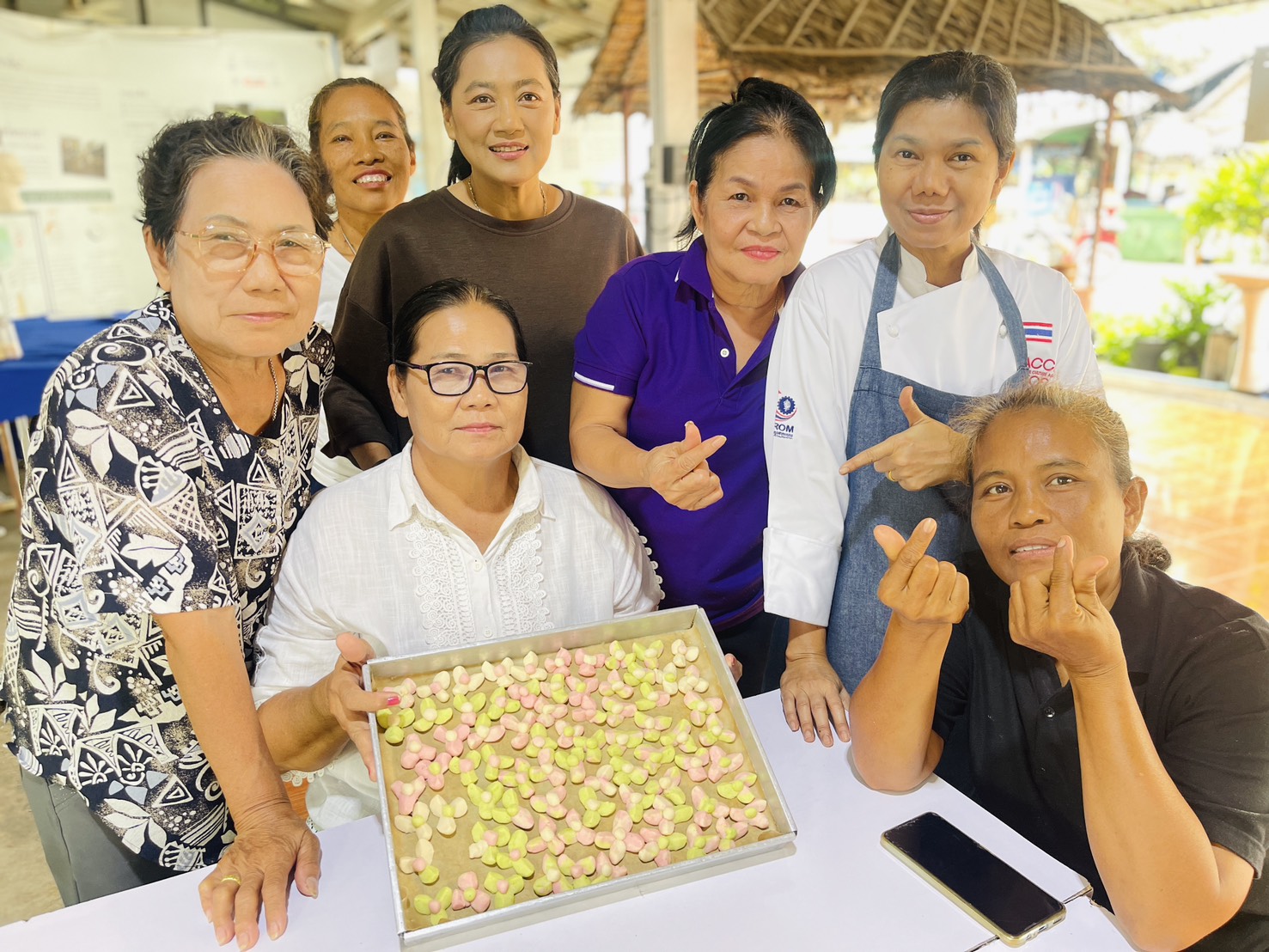title - โครงการส่งเสริมการดำเนินงานอันเนื่องมาจากพระราชดำริในเขตปฏิรูปที่ดินจังหวัดนครปฐม กิจกรรมพัฒนาและส่งเสริมศิลปหัตถกรรม มุ่งเน้นการสร้างอาชีพเสริมผ่านการทำขนมไทย