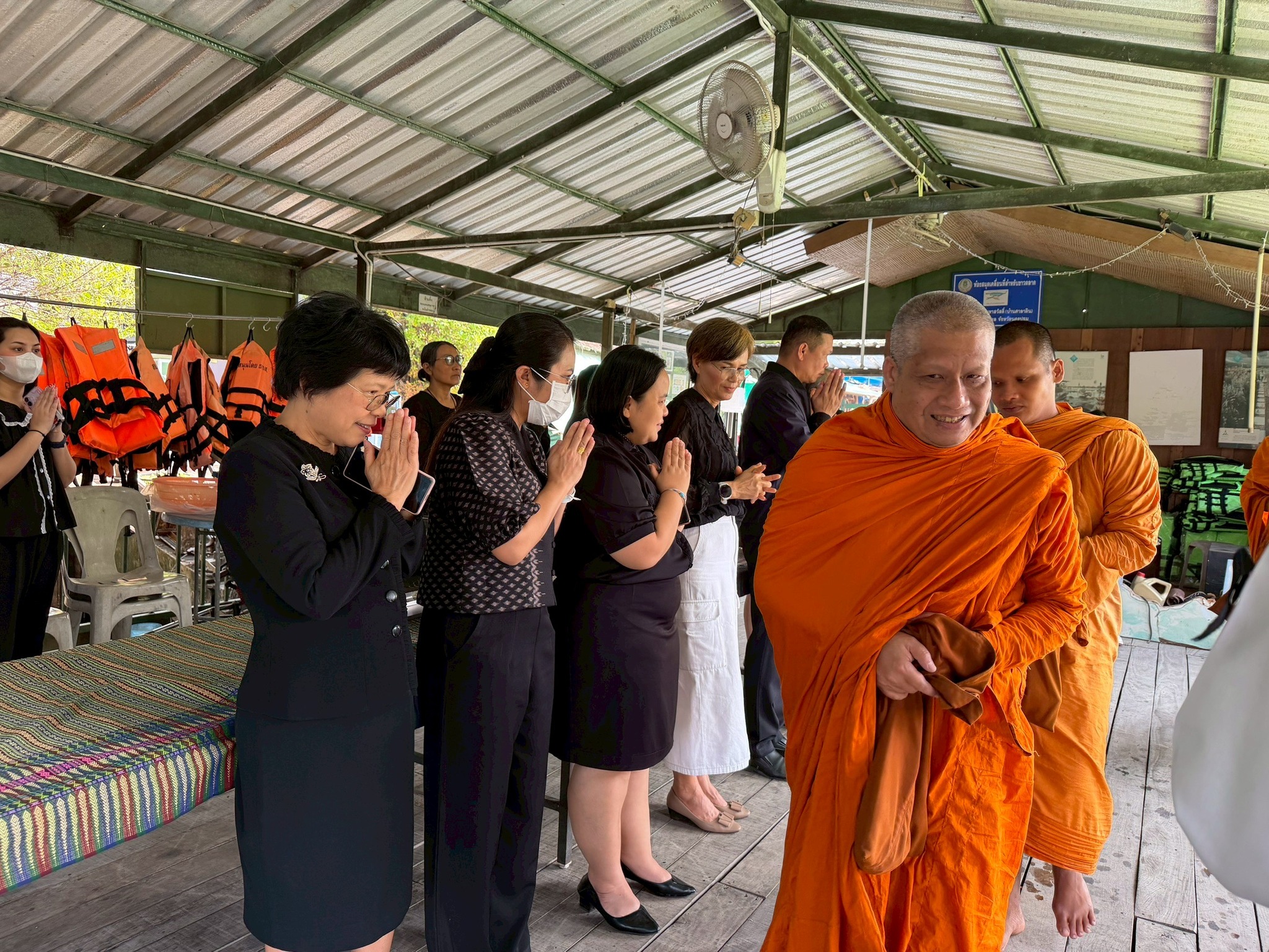 title - พิธีถวายสังฆทาน และถวายภัตตาหารเพลแด่พระสงฆ์ เพื่อน้อมรำลึกถึงพระมหากรุณาธิคุณ พระบาทสมเด็จพระบรมชนกาธิเบศร มหาภูมิพลอดุลยเดชมหาราช บรมนาถบพิตร และเพื่อความเป็นสิริมงคล