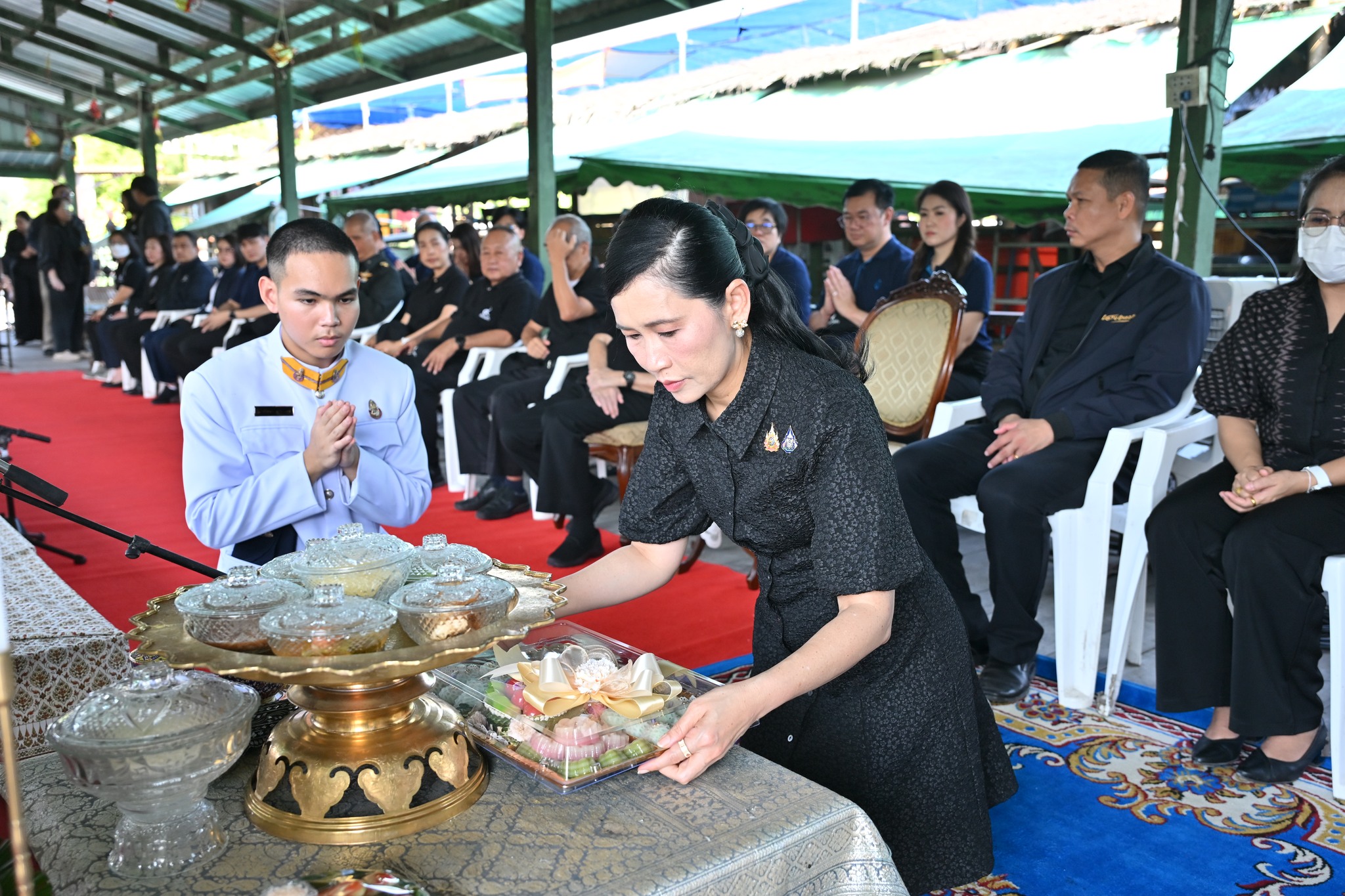 title - พิธีถวายสังฆทาน และถวายภัตตาหารเพลแด่พระสงฆ์ เพื่อน้อมรำลึกถึงพระมหากรุณาธิคุณ พระบาทสมเด็จพระบรมชนกาธิเบศร มหาภูมิพลอดุลยเดชมหาราช บรมนาถบพิตร และเพื่อความเป็นสิริมงคล