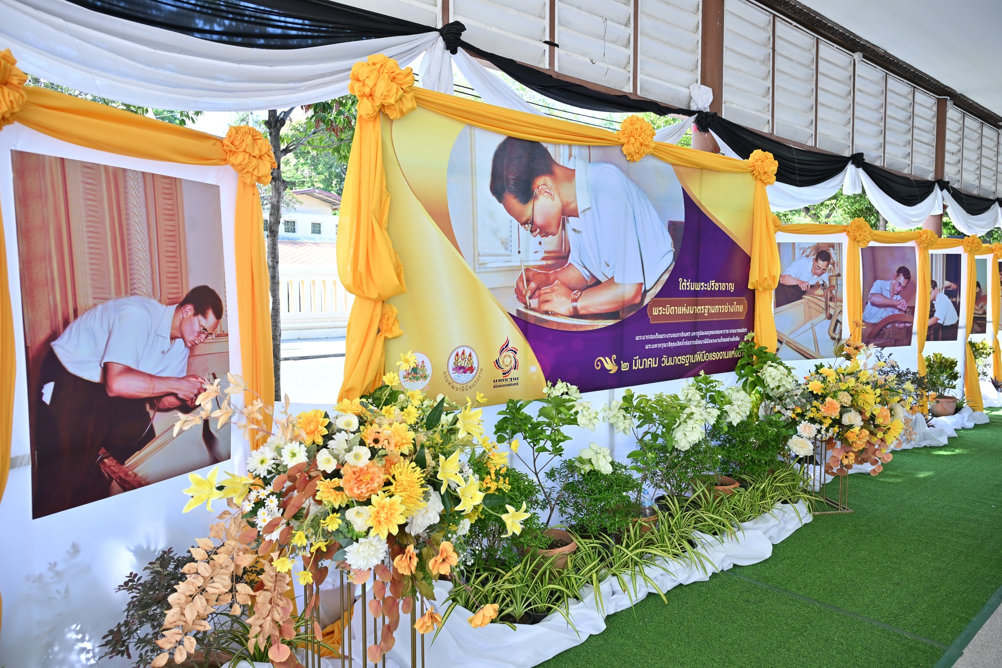 title - พิธีถวายเครื่องราชสักการะพระบาทสมเด็จพระบรมชนกาธิเบศร มหาภูมิพลอดุลยเดชมหาราช บรมนาถบพิตร พระบิดาแห่งมาตรฐานการช่างไทย เนื่องในวันมาตรฐานฝีมือแรงงานแห่งชาติ ประจำปี 2569 