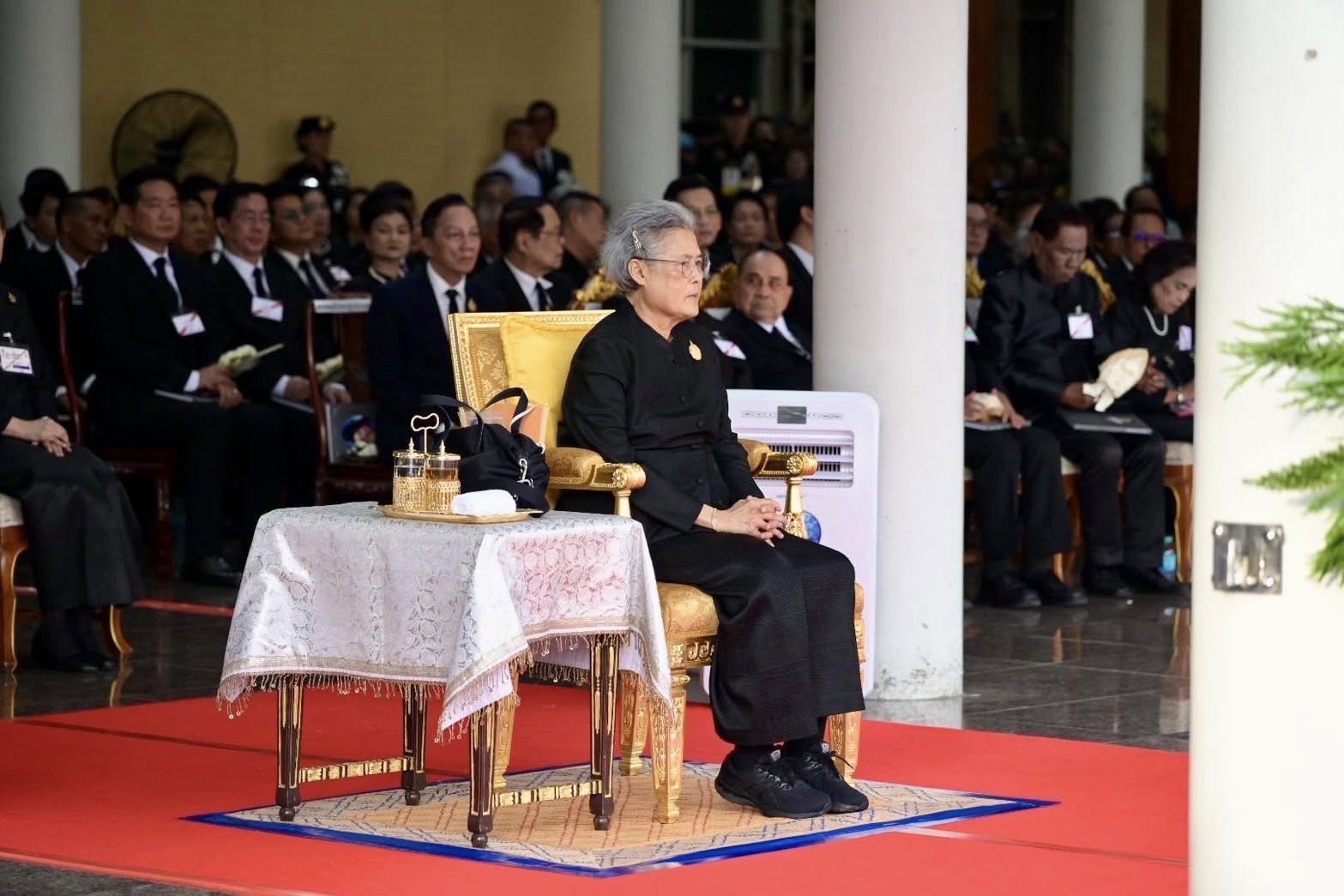สมเด็จพระกนิษฐาธิราชเจ้า กรมสมเด็จพระเทพรัตนราชสุดาฯ สยามบรมราชกุมารี เสด็จพระราชดำเนินไปในการพระราชทานเพลิงศพ นางผ่องศรี วรนุช ศิลปินแห่งชาติ