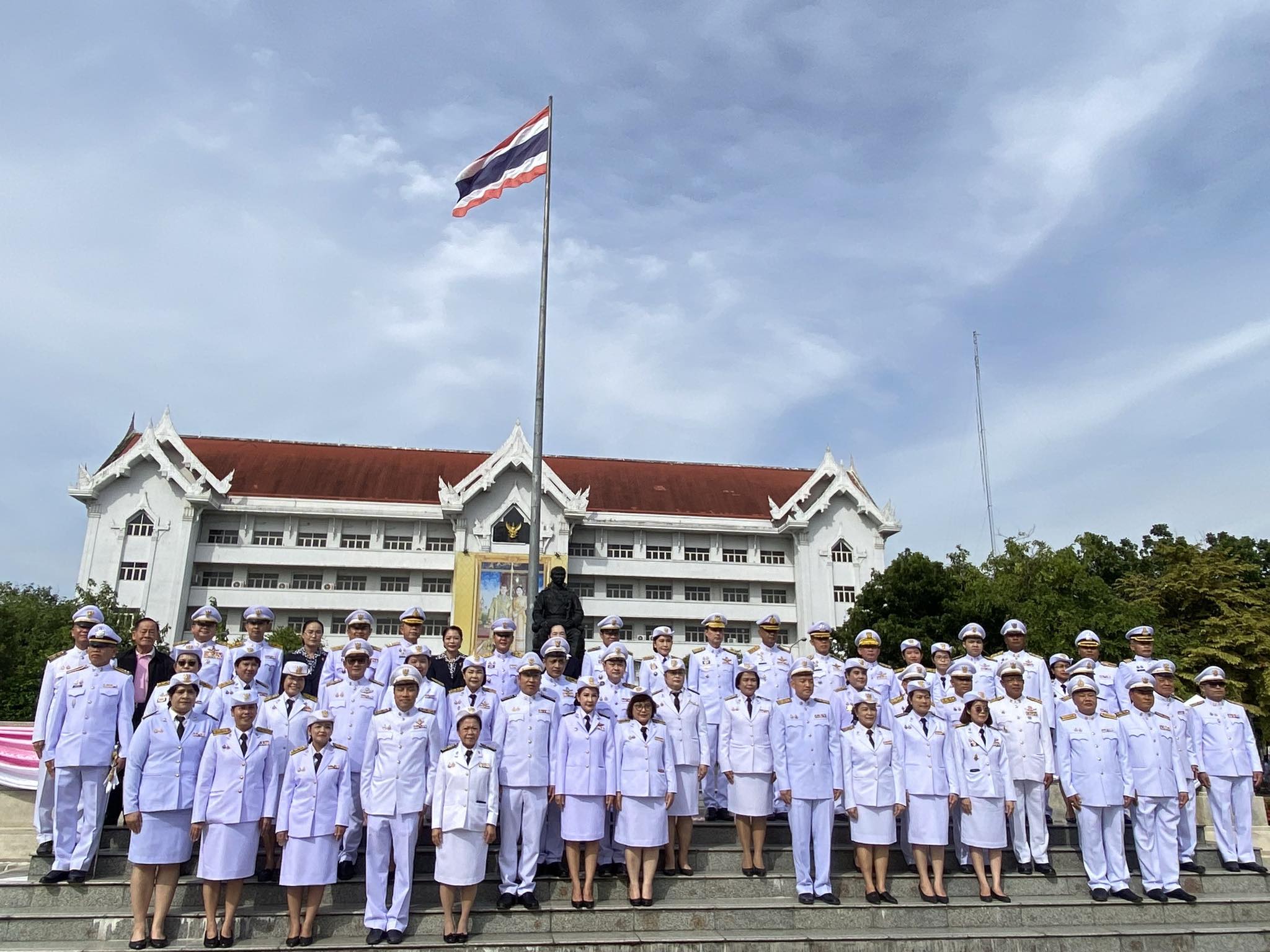 พิธีวางพวงมาลาถวายราชสักการะ พระบาทสมเด็จพระจุลจอมเกล้าเจ้าอยู่หัว เนื่องในวันคล้ายวันสวรรคต ประจำปี 2568
