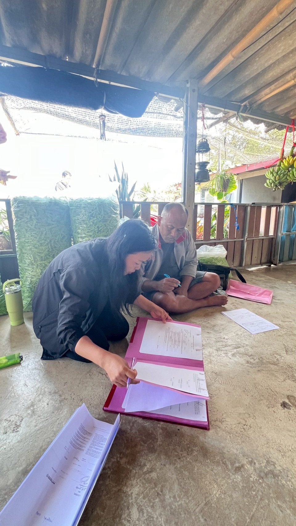 title - กลุ่มยุทธศาสตร์และการปฏิรูปที่ดิน พร้อมด้วยกลุ่มการเงินบัญชีและจัดเก็บผลประโยชน์ ส.ป.ก.นครปฐม ออกให้บริการสนับสนุนสินเชื่อเงินกองทุนการปฏิรูปที่ดินเพื่อเกษตรกรรม