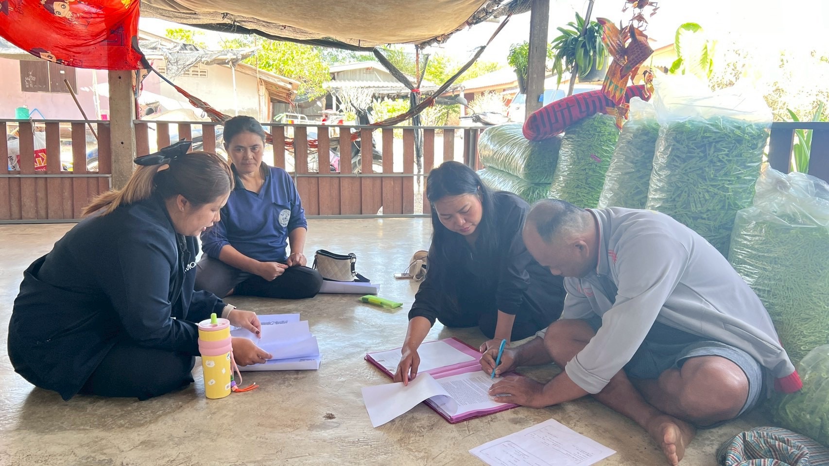 title - กลุ่มยุทธศาสตร์และการปฏิรูปที่ดิน พร้อมด้วยกลุ่มการเงินบัญชีและจัดเก็บผลประโยชน์ ส.ป.ก.นครปฐม ออกให้บริการสนับสนุนสินเชื่อเงินกองทุนการปฏิรูปที่ดินเพื่อเกษตรกรรม