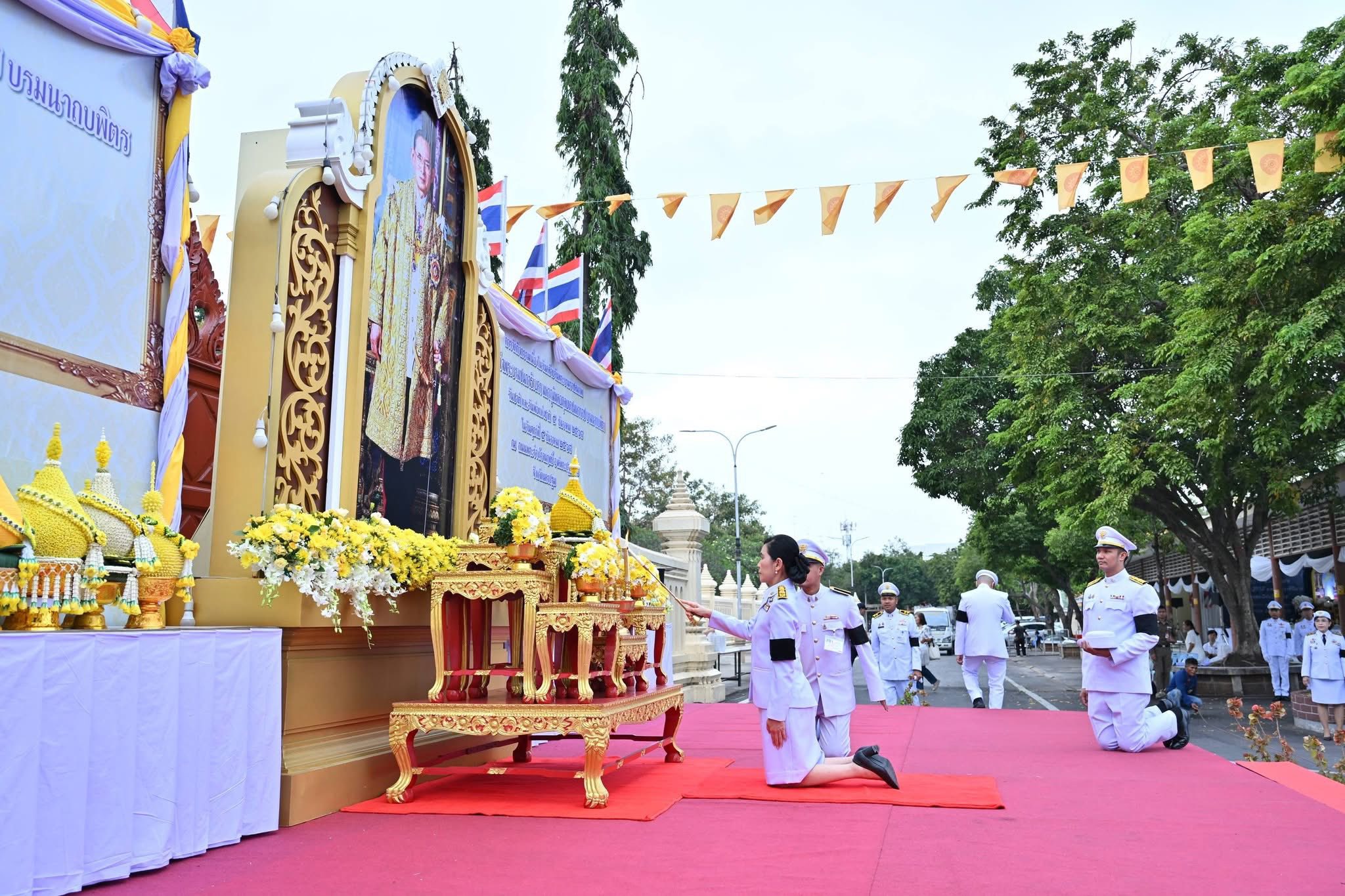 title - พิธีวางพุ่มดอกไม้ถวายบังคมพระบาทสมเด็จพระบรมชนกาธิเบศ มหาภูมิพลอดุลยเดชมหาราช บรมนาถบพิตร เนื่องในวันคล้ายวันพระบรมราชสมภพ พระบาทสมเด็จพระบรมชนกาธิเบศรมหาภูมิพลอดุลยเดชมหาราช บรมนาถบพิตร วันชาติ และวันพ่อแห่งชาติ ๕ ธันวาคม ๒๕๖๘