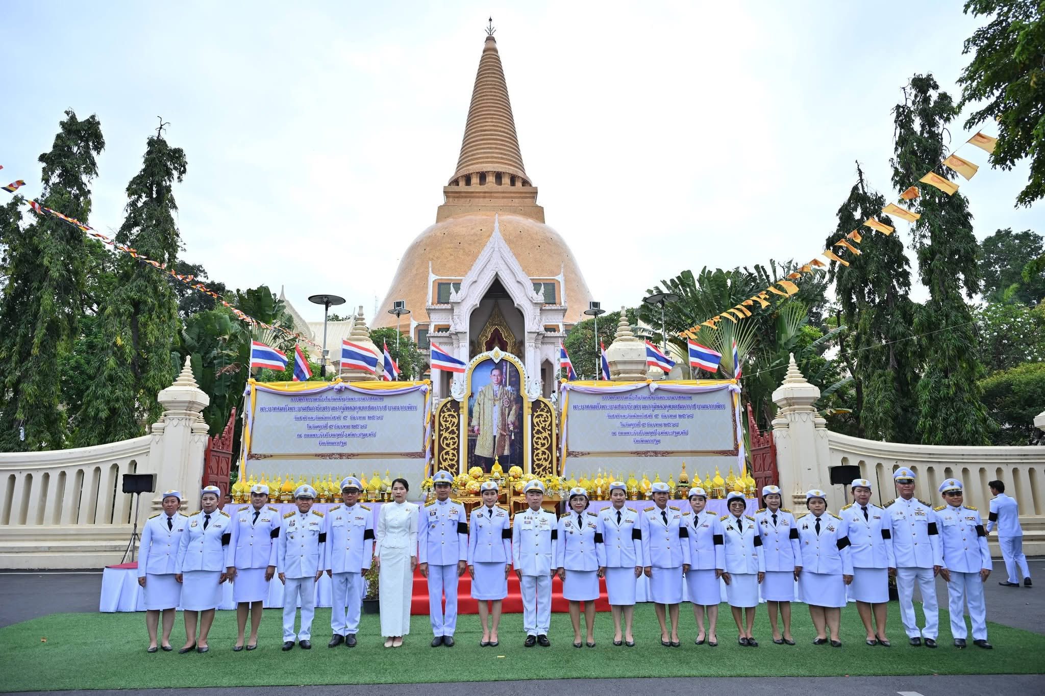 title - พิธีวางพุ่มดอกไม้ถวายบังคมพระบาทสมเด็จพระบรมชนกาธิเบศ มหาภูมิพลอดุลยเดชมหาราช บรมนาถบพิตร เนื่องในวันคล้ายวันพระบรมราชสมภพ พระบาทสมเด็จพระบรมชนกาธิเบศรมหาภูมิพลอดุลยเดชมหาราช บรมนาถบพิตร วันชาติ และวันพ่อแห่งชาติ ๕ ธันวาคม ๒๕๖๘
