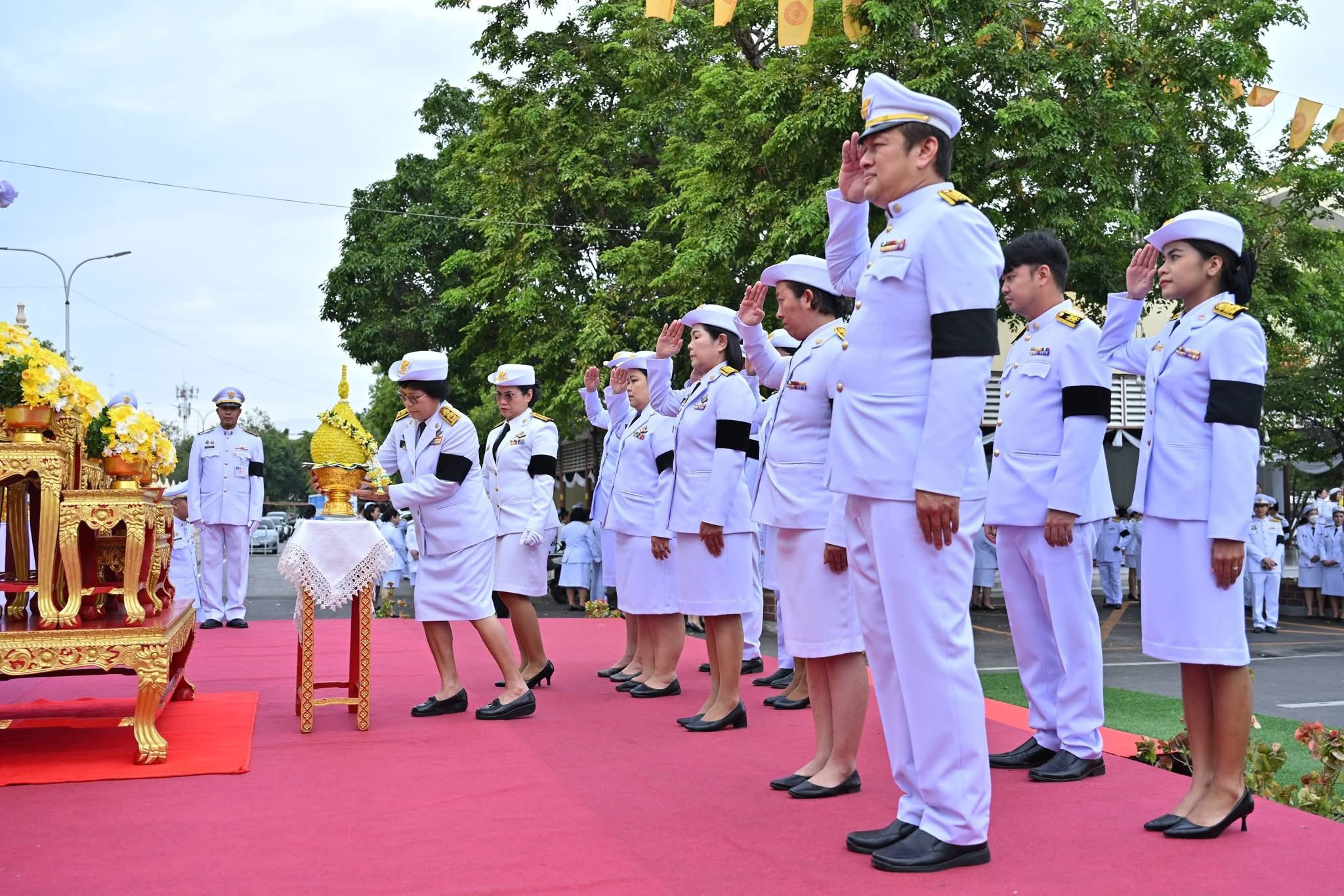 title - พิธีวางพุ่มดอกไม้ถวายบังคมพระบาทสมเด็จพระบรมชนกาธิเบศ มหาภูมิพลอดุลยเดชมหาราช บรมนาถบพิตร เนื่องในวันคล้ายวันพระบรมราชสมภพ พระบาทสมเด็จพระบรมชนกาธิเบศรมหาภูมิพลอดุลยเดชมหาราช บรมนาถบพิตร วันชาติ และวันพ่อแห่งชาติ ๕ ธันวาคม ๒๕๖๘