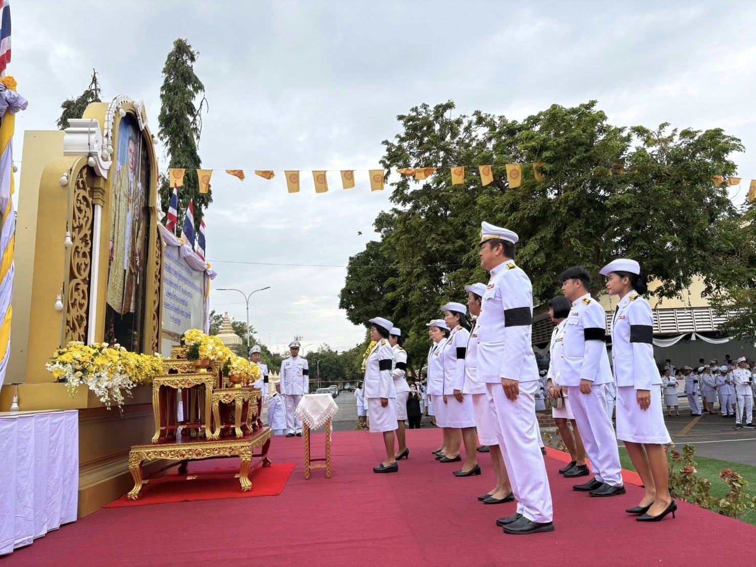 title - พิธีวางพุ่มดอกไม้ถวายบังคมพระบาทสมเด็จพระบรมชนกาธิเบศ มหาภูมิพลอดุลยเดชมหาราช บรมนาถบพิตร เนื่องในวันคล้ายวันพระบรมราชสมภพ พระบาทสมเด็จพระบรมชนกาธิเบศรมหาภูมิพลอดุลยเดชมหาราช บรมนาถบพิตร วันชาติ และวันพ่อแห่งชาติ ๕ ธันวาคม ๒๕๖๘
