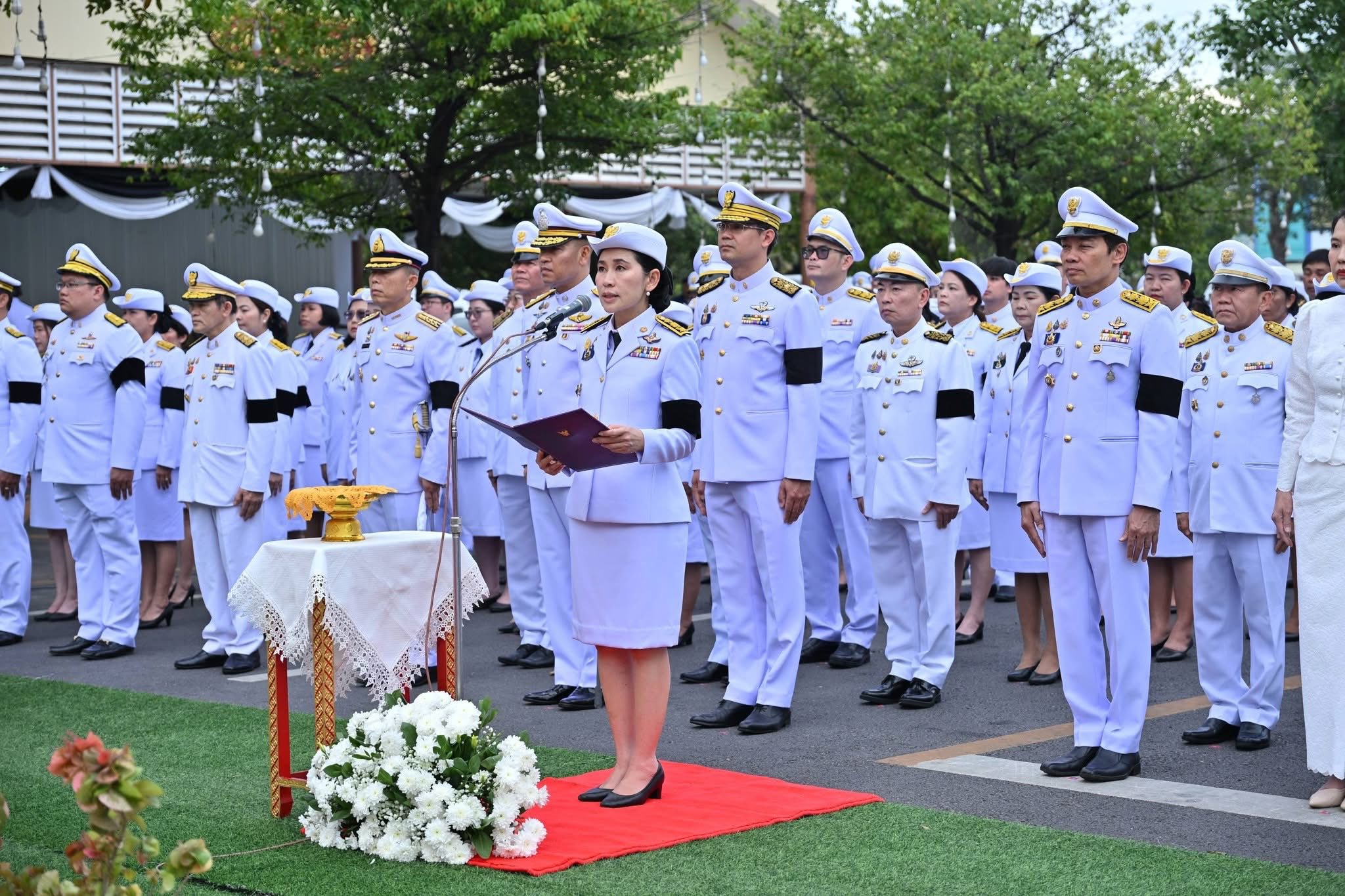 title - พิธีวางพุ่มดอกไม้ถวายบังคมพระบาทสมเด็จพระบรมชนกาธิเบศ มหาภูมิพลอดุลยเดชมหาราช บรมนาถบพิตร เนื่องในวันคล้ายวันพระบรมราชสมภพ พระบาทสมเด็จพระบรมชนกาธิเบศรมหาภูมิพลอดุลยเดชมหาราช บรมนาถบพิตร วันชาติ และวันพ่อแห่งชาติ ๕ ธันวาคม ๒๕๖๘