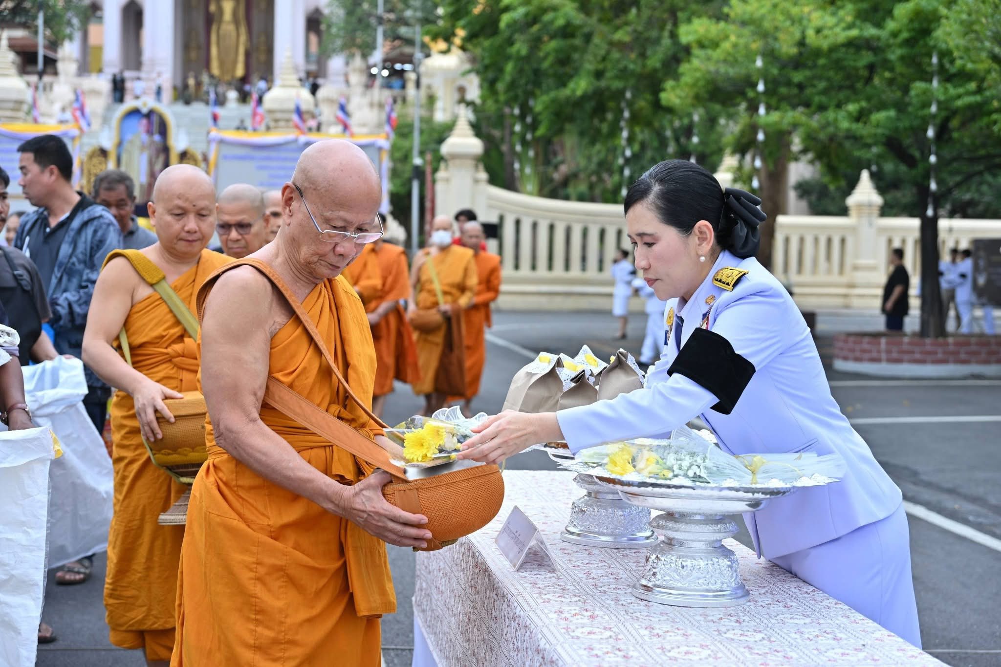 title - พิธีเจริญพระพุทธมนต์ และทำบุญตักบาตรถวายพระราชกุศล เนื่องในวันคล้ายวันพระบรมราชสมภพ พระบาทสมเด็จพระบรมชนกาธิเบศร  มหาภูมิพลอดุลยเดชมหาราช บรมนาถบพิตร วันชาติ และวันพ่อแห่งชาติ ๕ ธันวาคม ๒๕๖๘