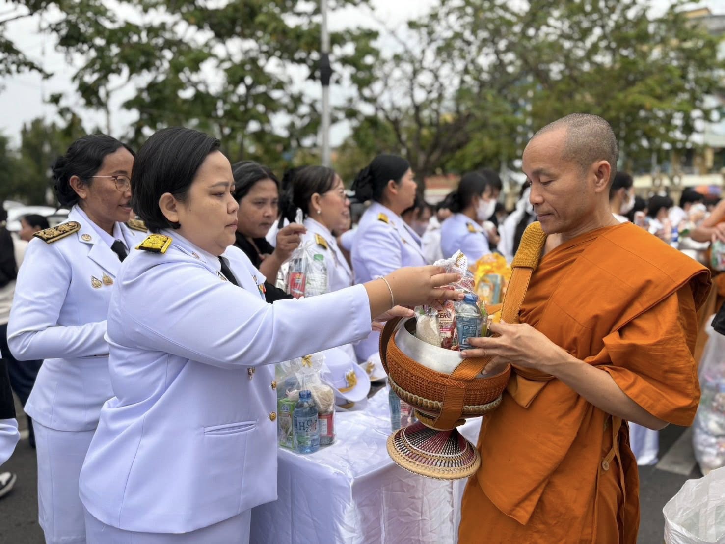 title - พิธีเจริญพระพุทธมนต์ และทำบุญตักบาตรถวายพระราชกุศล เนื่องในวันคล้ายวันพระบรมราชสมภพ พระบาทสมเด็จพระบรมชนกาธิเบศร  มหาภูมิพลอดุลยเดชมหาราช บรมนาถบพิตร วันชาติ และวันพ่อแห่งชาติ ๕ ธันวาคม ๒๕๖๘