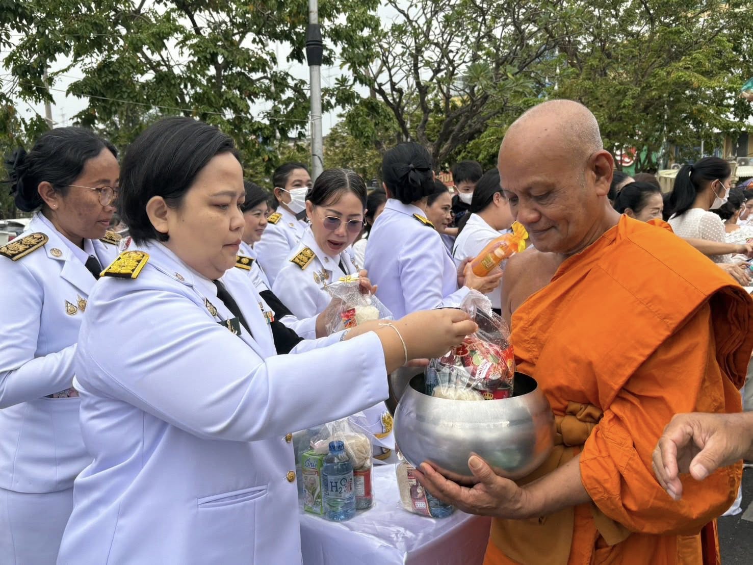 title - พิธีเจริญพระพุทธมนต์ และทำบุญตักบาตรถวายพระราชกุศล เนื่องในวันคล้ายวันพระบรมราชสมภพ พระบาทสมเด็จพระบรมชนกาธิเบศร  มหาภูมิพลอดุลยเดชมหาราช บรมนาถบพิตร วันชาติ และวันพ่อแห่งชาติ ๕ ธันวาคม ๒๕๖๘